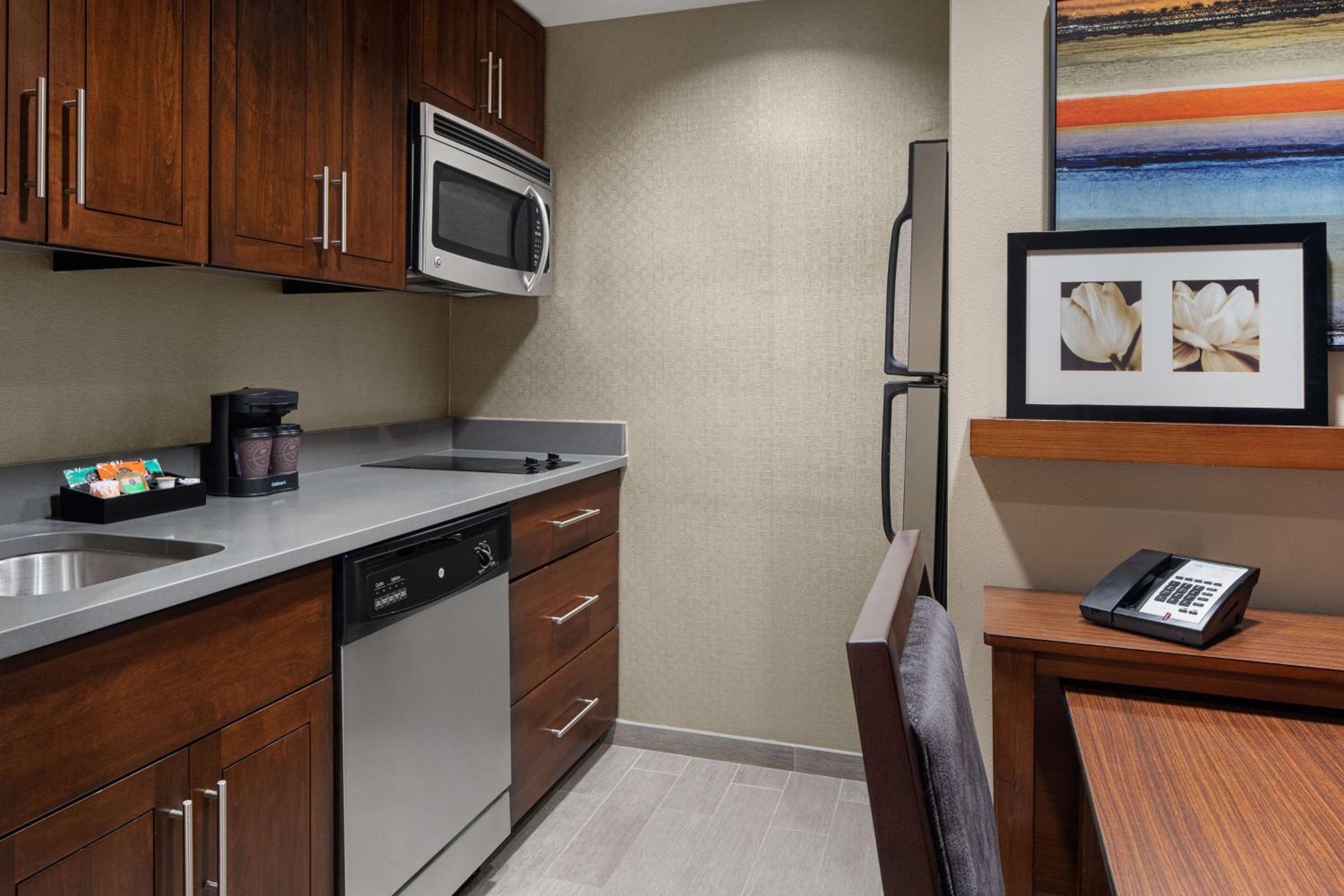 King Suite With Accessible Tub - Mobility And Hearing Access/Non-Smoking photo 2