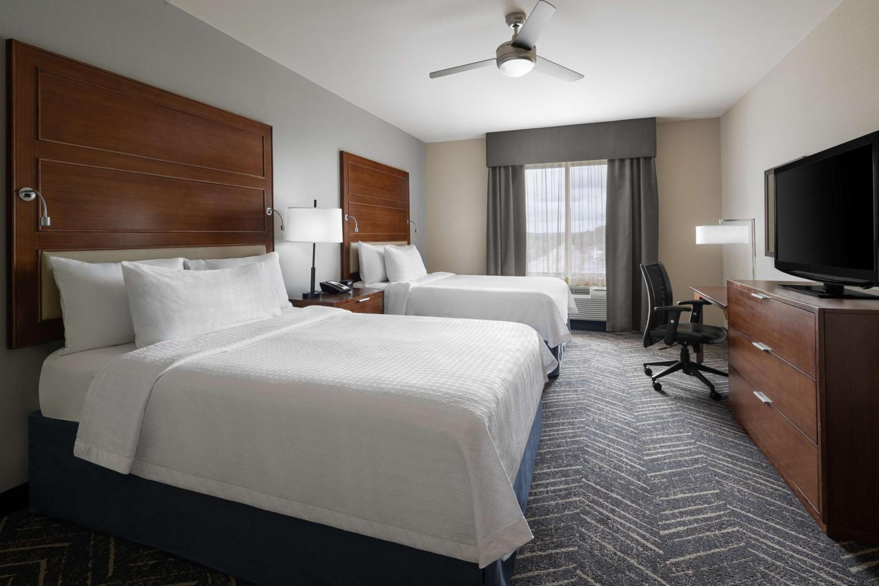 One-Bedroom Queen Suite with Two Queen Beds - Non-Smoking photo 2