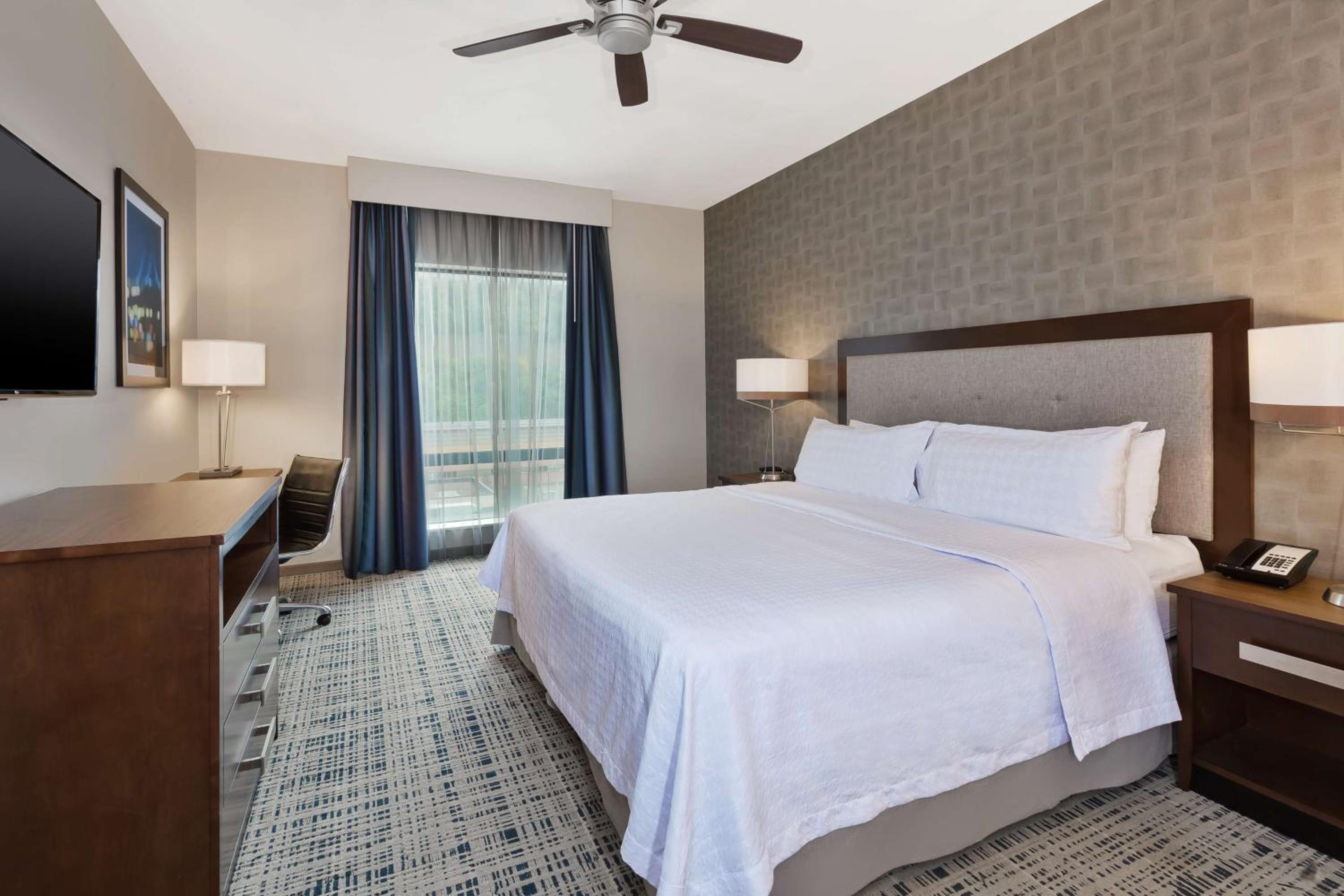 King Suite with Roll-In Shower - Mobility and Hearing Access/Non-Smoking photo 3