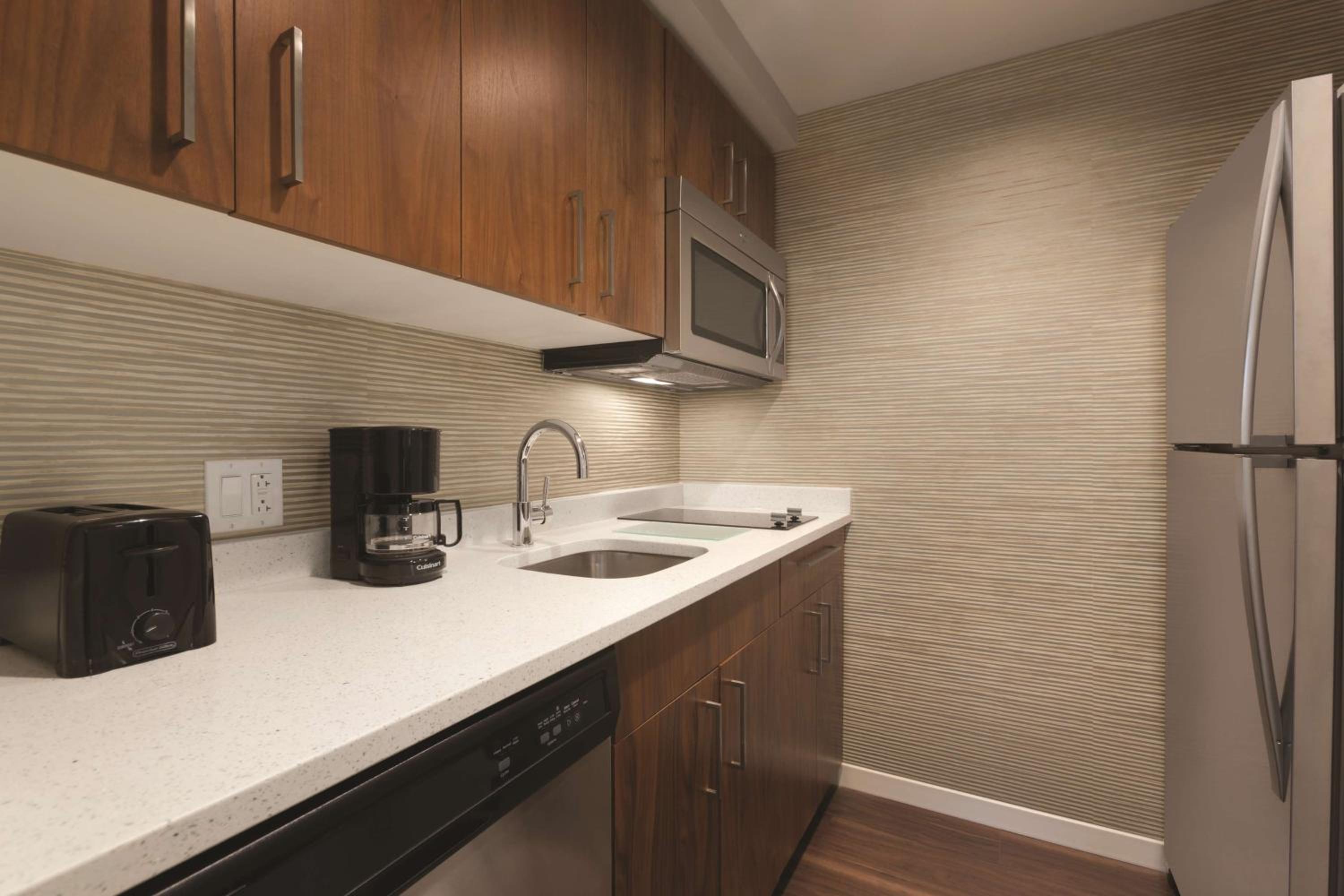 Premium King Studio Suite - Non-Smoking photo 2