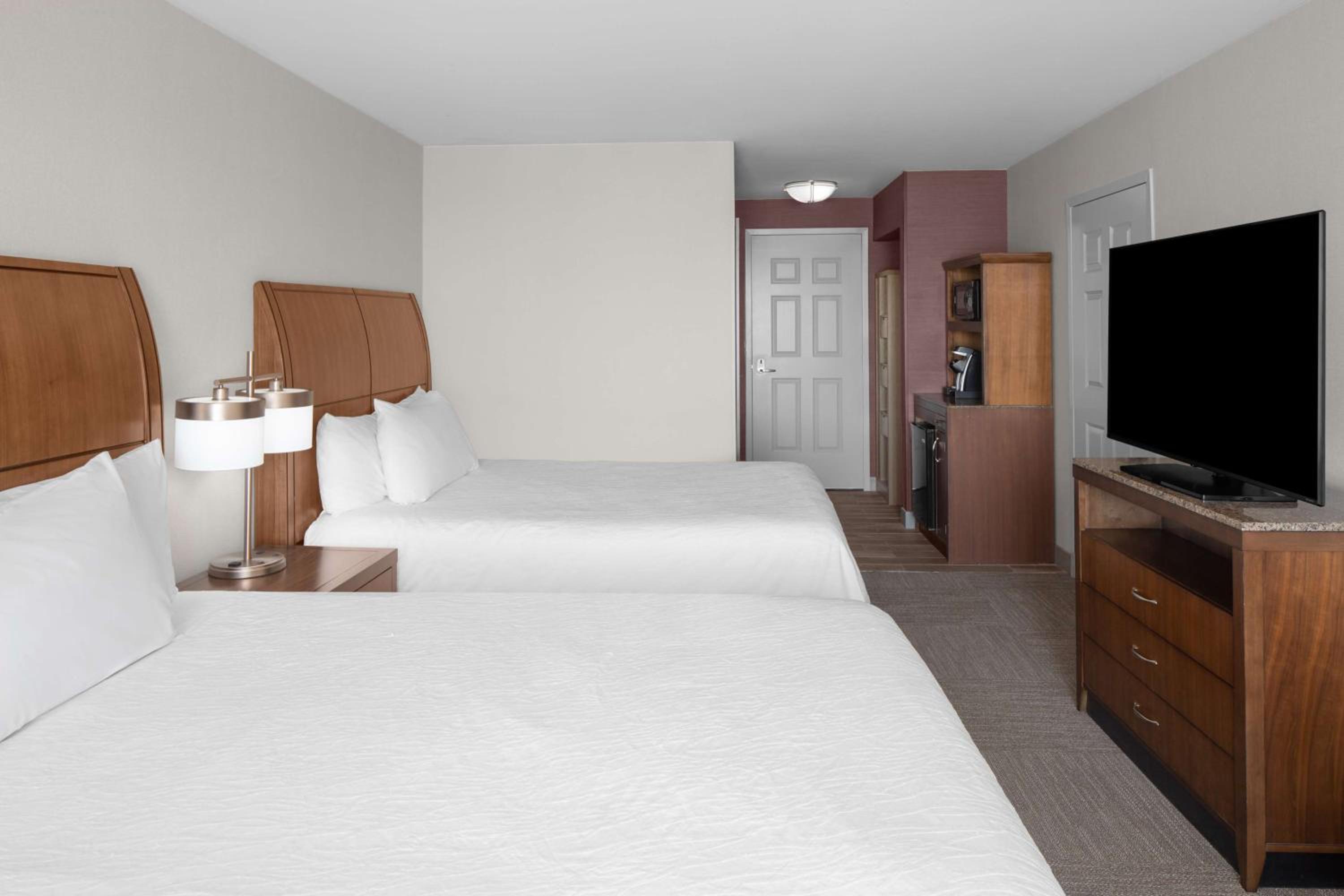 Queen Room with Two Queen Beds - Photo 3