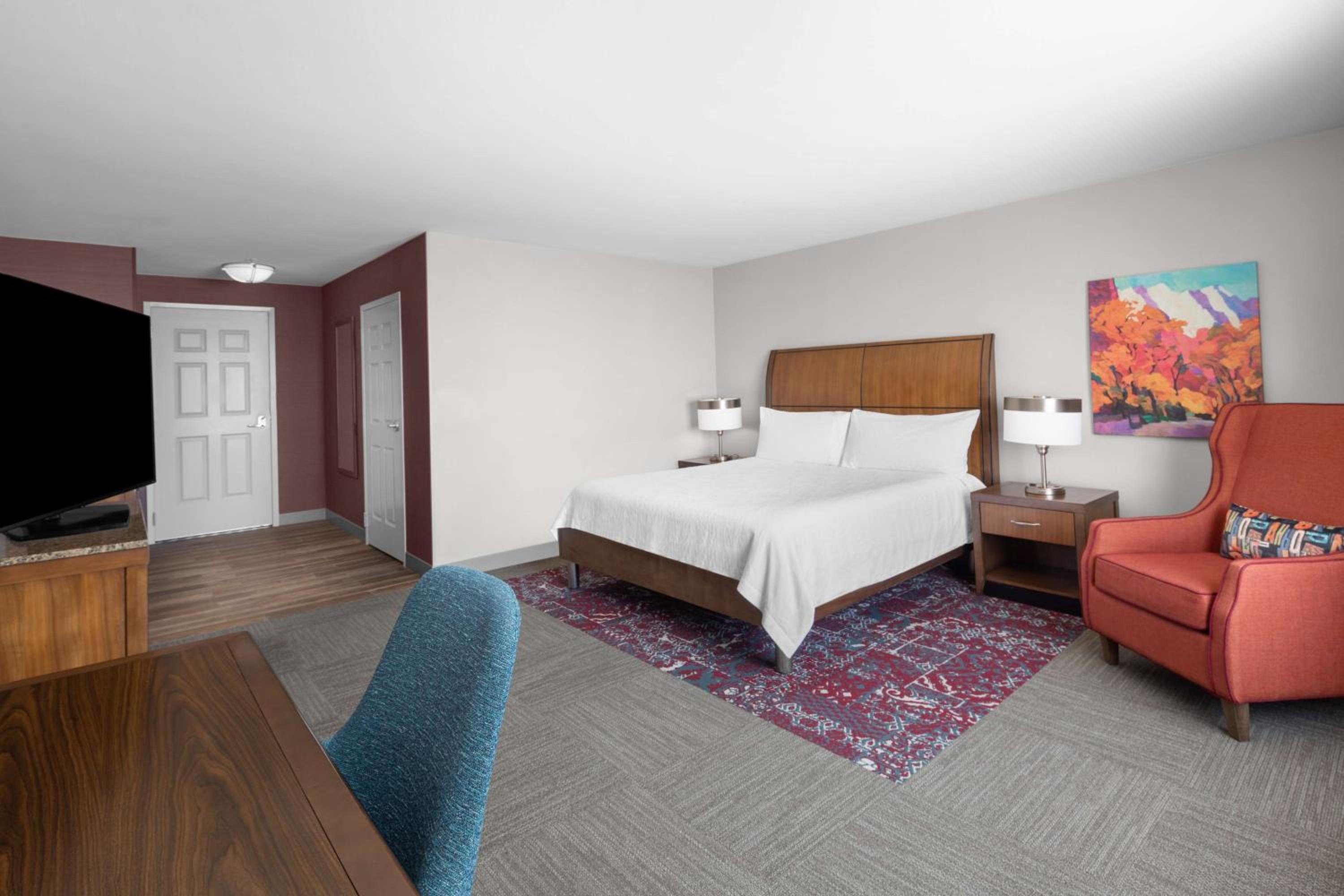 King Room with Tub - Mobility and Hearing Access - Photo 1