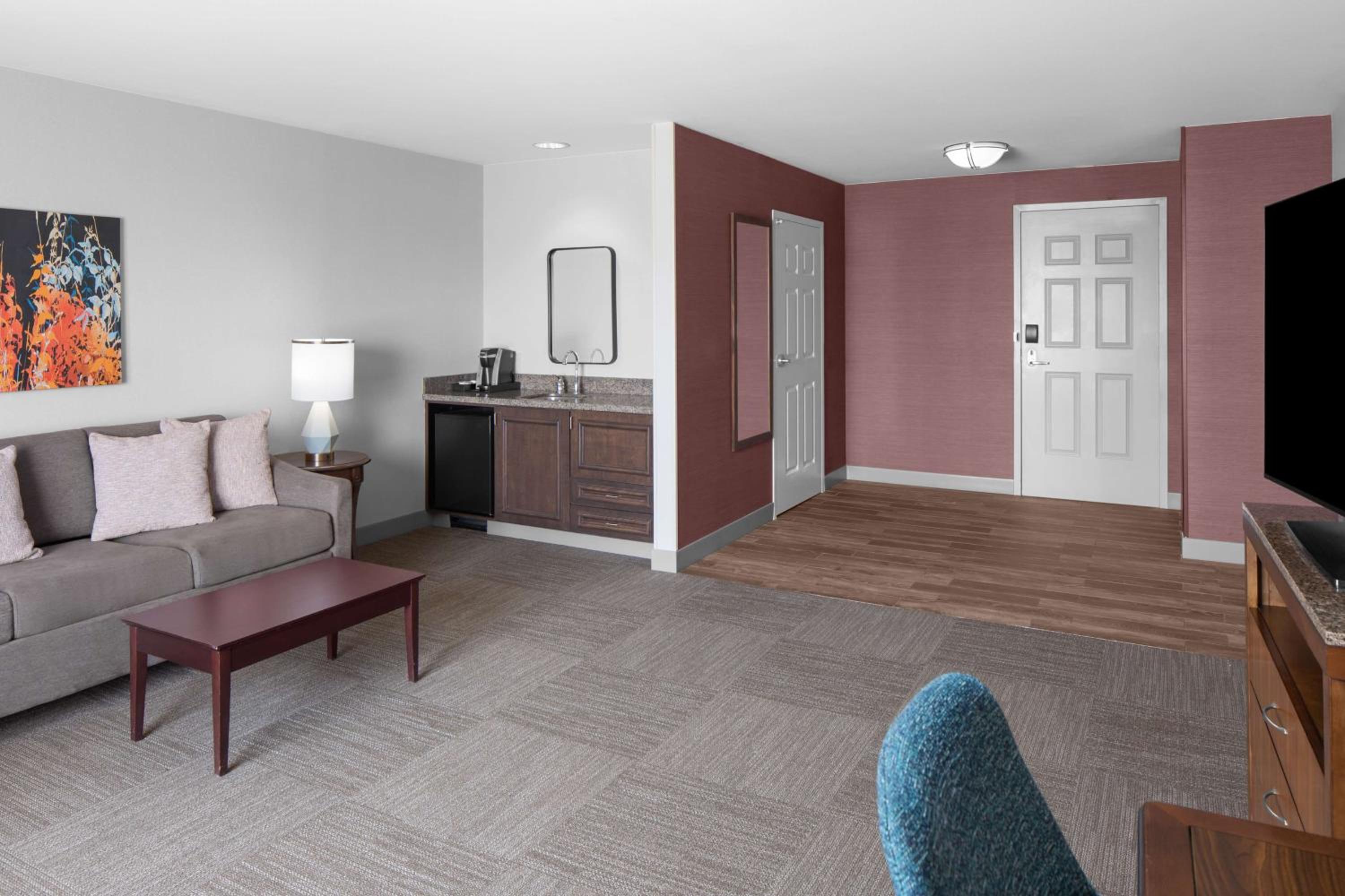 One-Bedroom King Suite with Sofa Bed - Photo 5