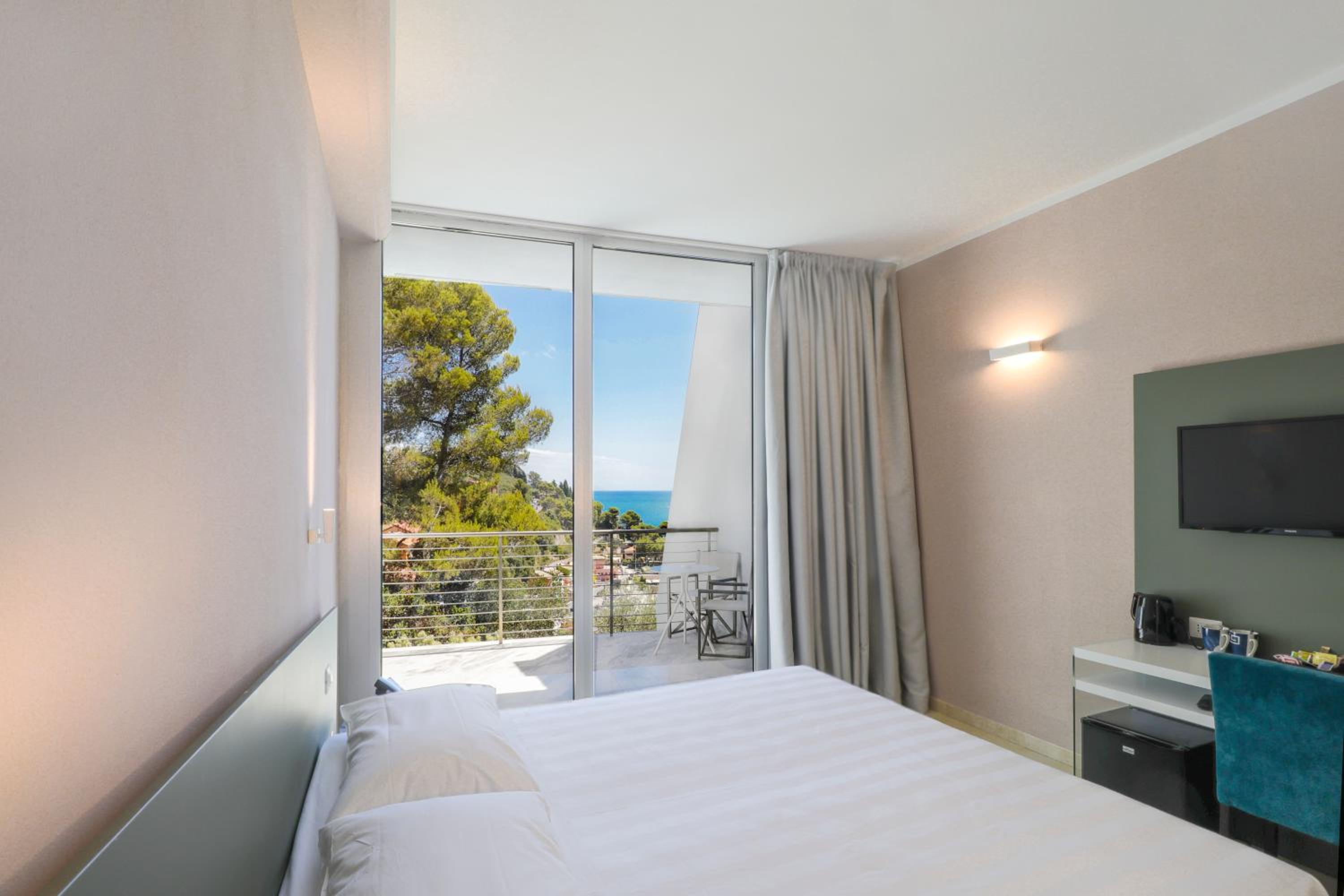 Double Room with Balcony - Photo 4