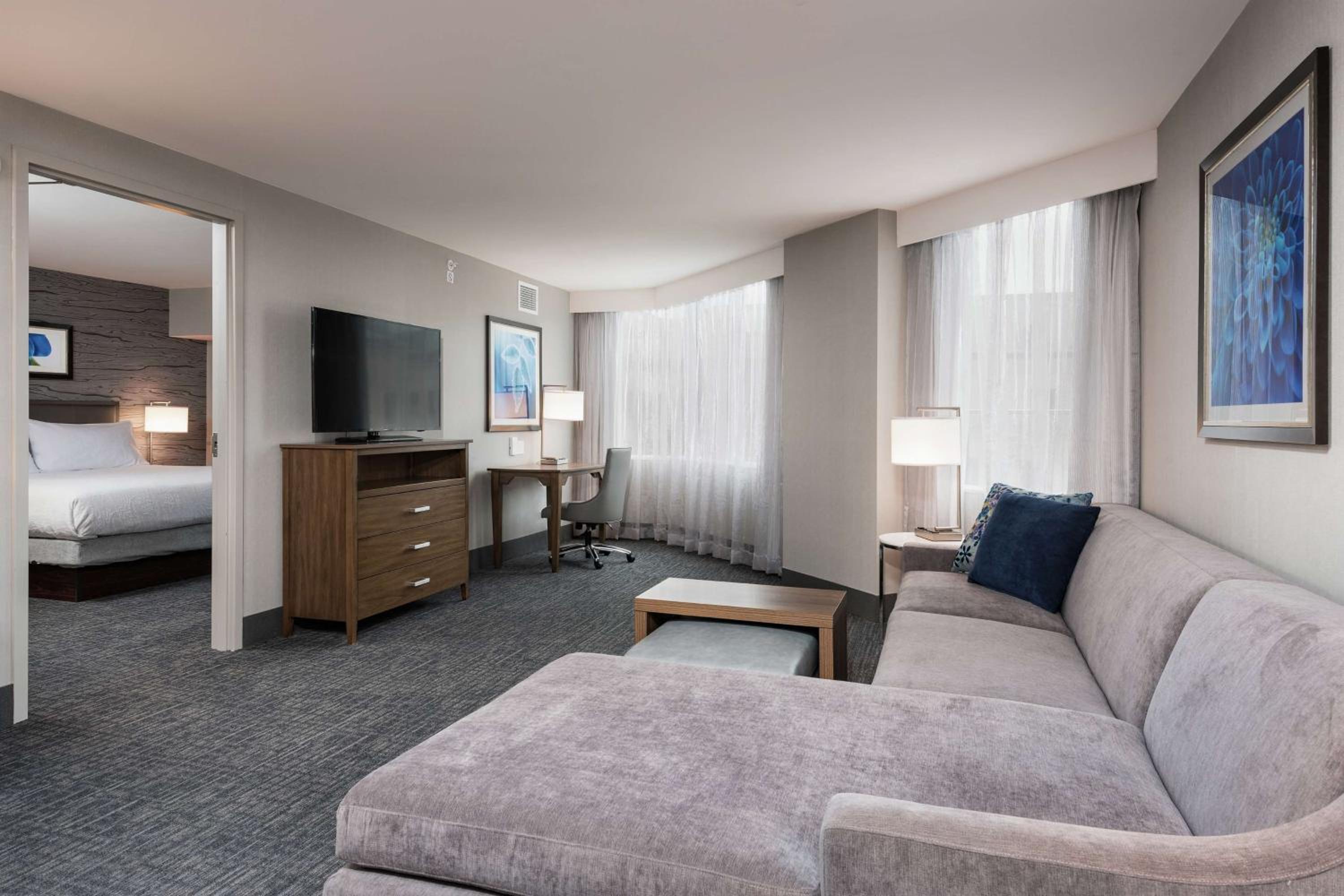 One-Bedroom King Suite - Non-Smoking thumbnail 5
