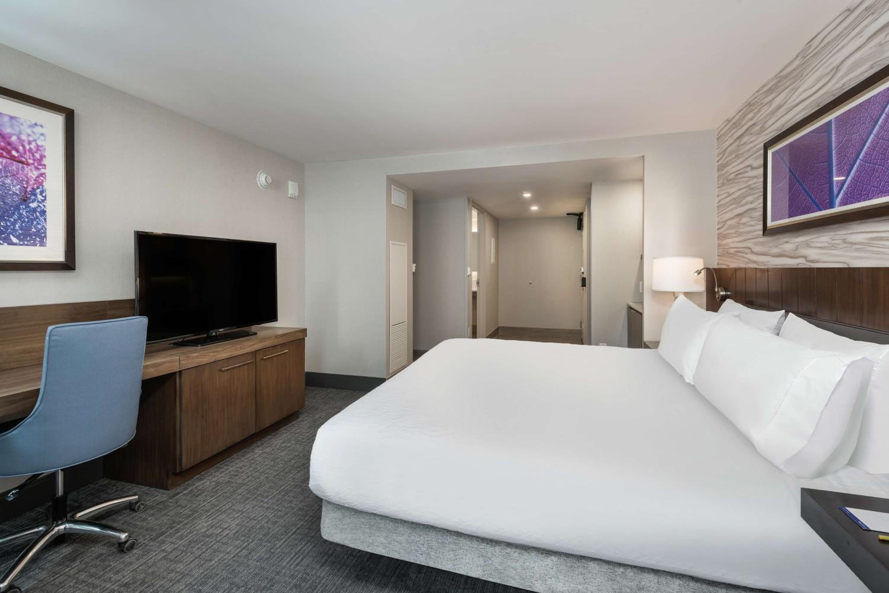 King Room with Roll-In Shower - Mobility/Hearing Accessible