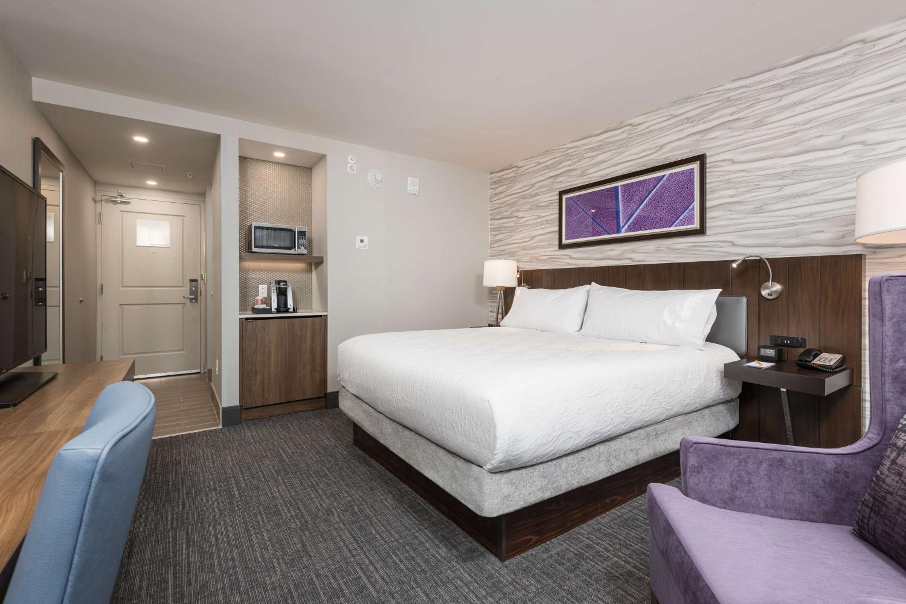King Room with Roll-In Shower - Mobility/Hearing Accessible thumbnail 5