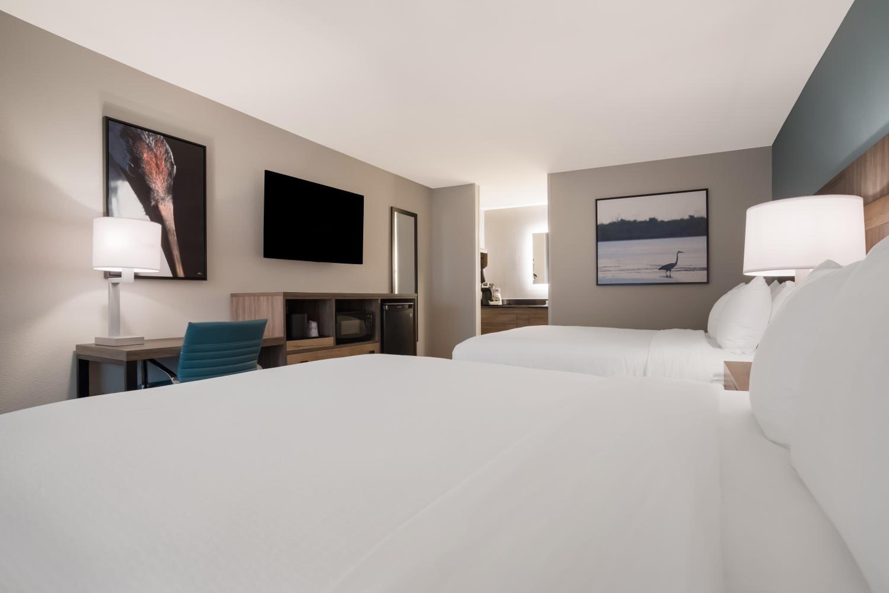 Queen Room with Two Queen Beds - Non-Smoking - Photo 3