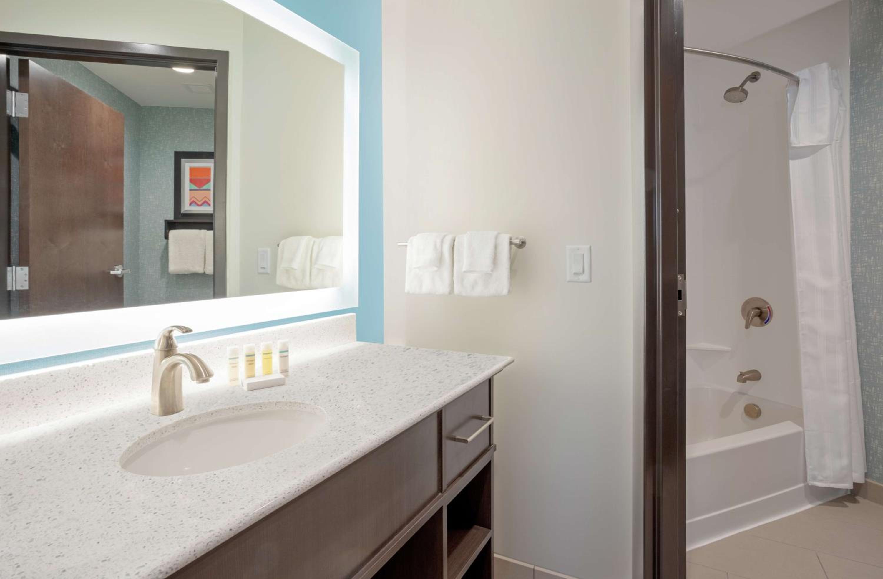 King Suite - Mobility Access/Non-Smoking photo 3