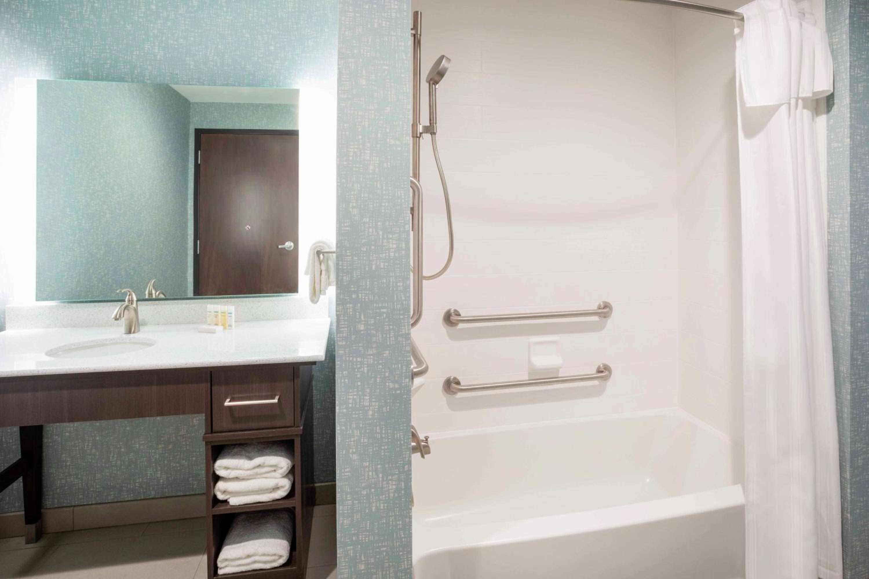 King Suite - Mobility Access/Non-Smoking photo 2
