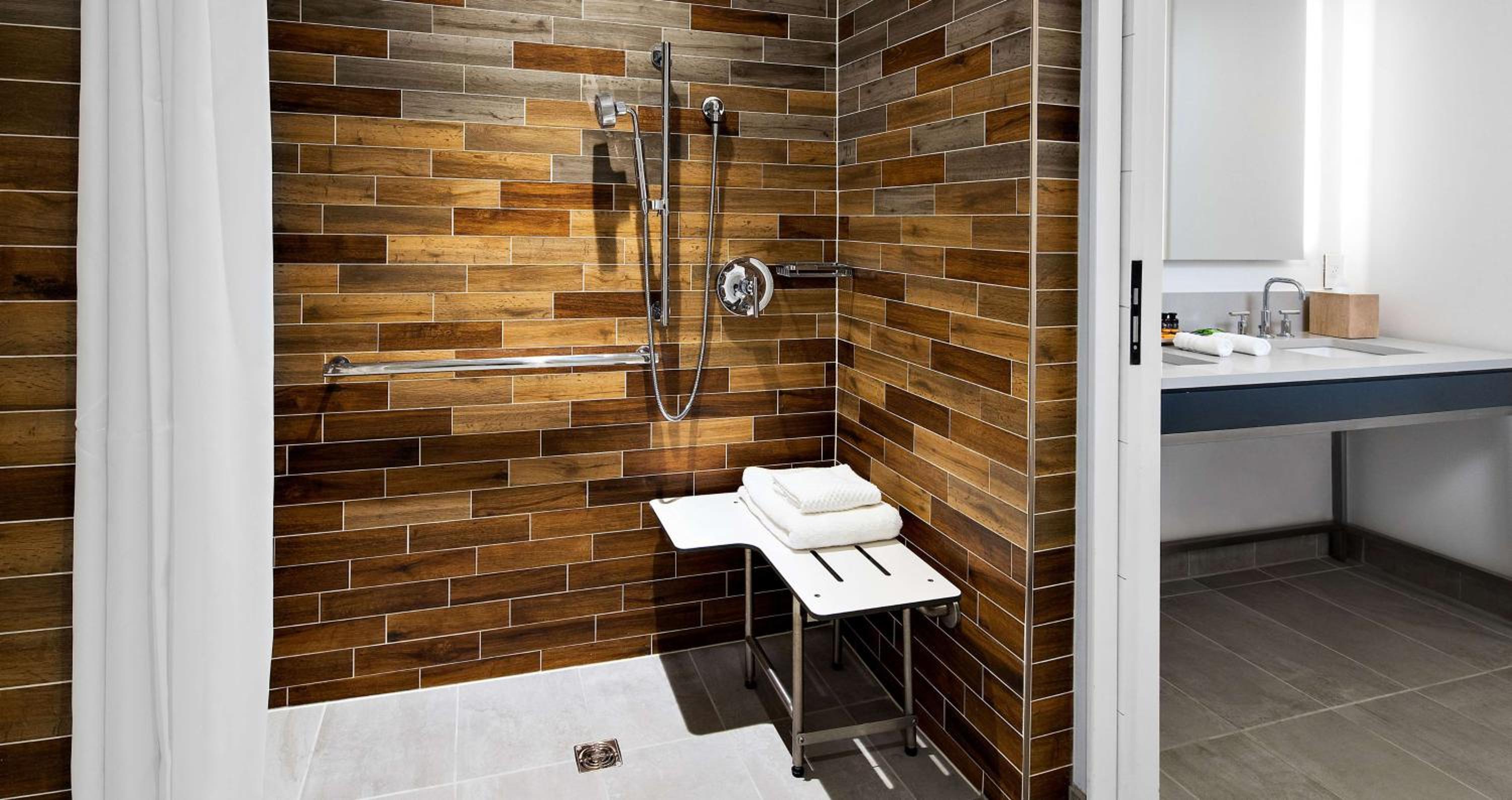 King Room with Roll-In Shower and Partial View - Mobility Access