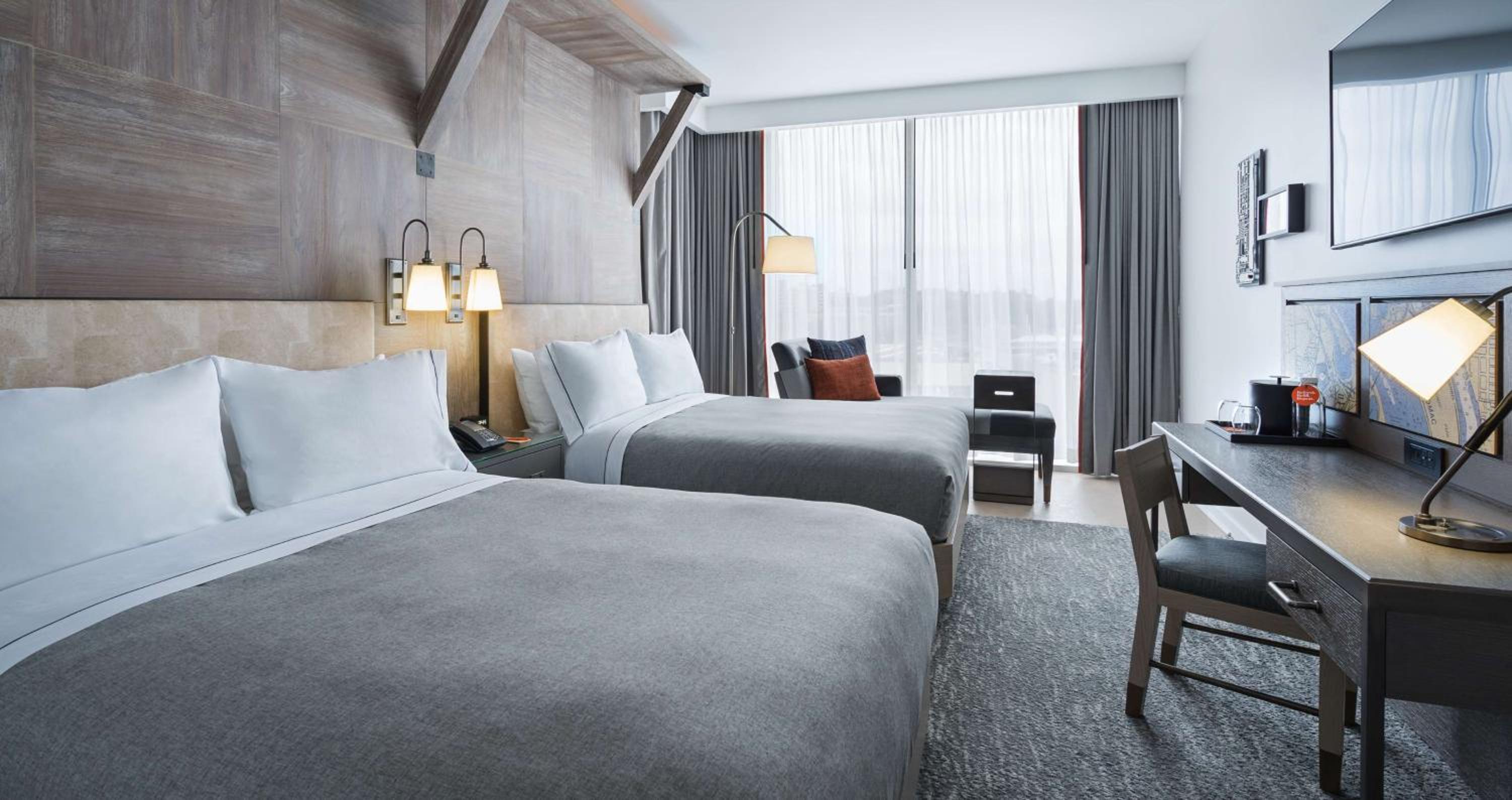 Queen Room with Two Queen Beds and River View thumbnail 6