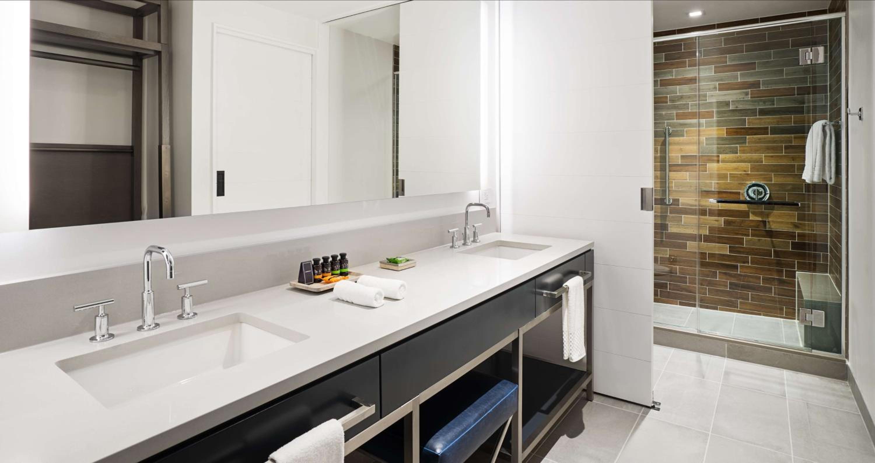 King Studio Suite with River View thumbnail 5