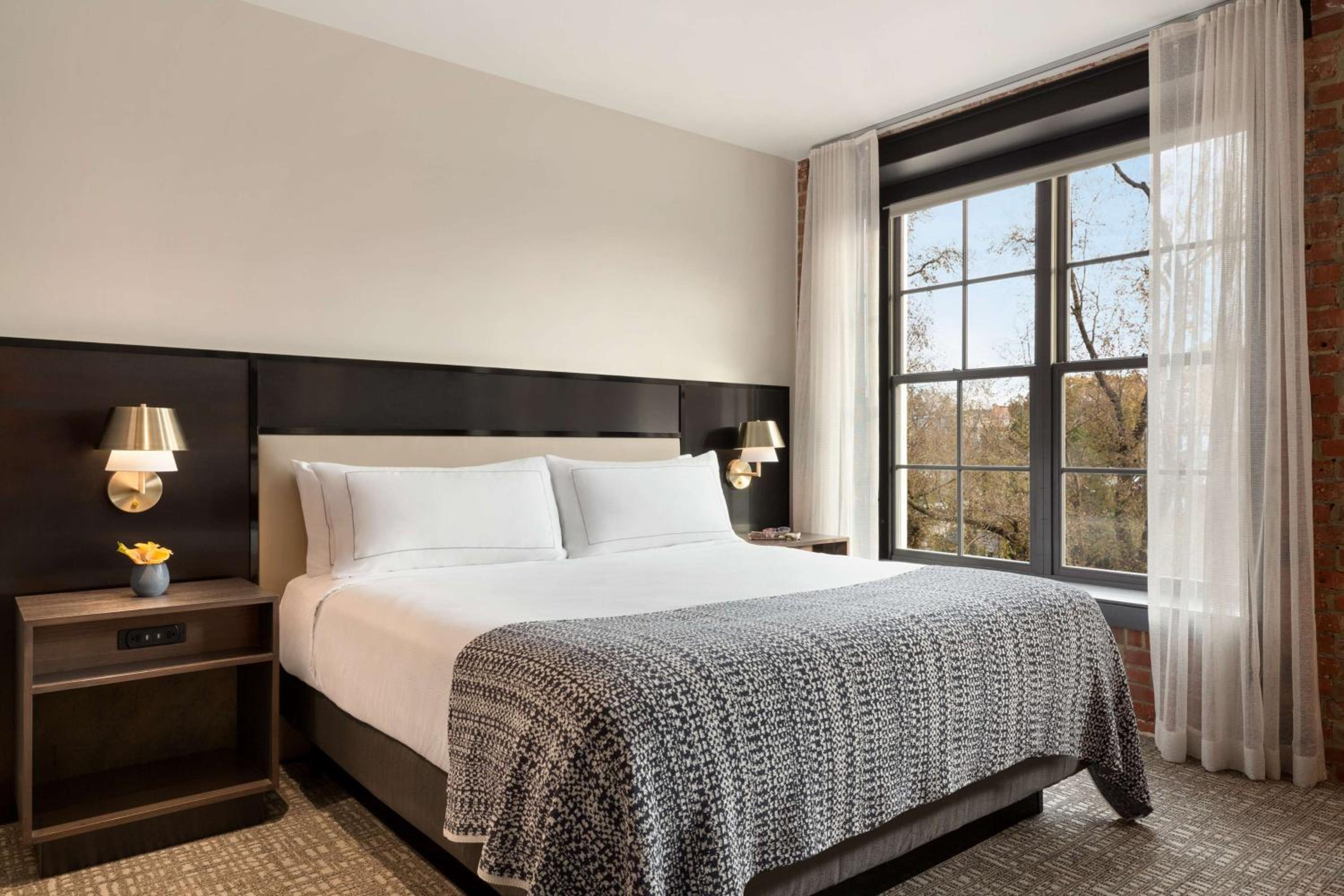 Factory King Room with Park View - Photo 3