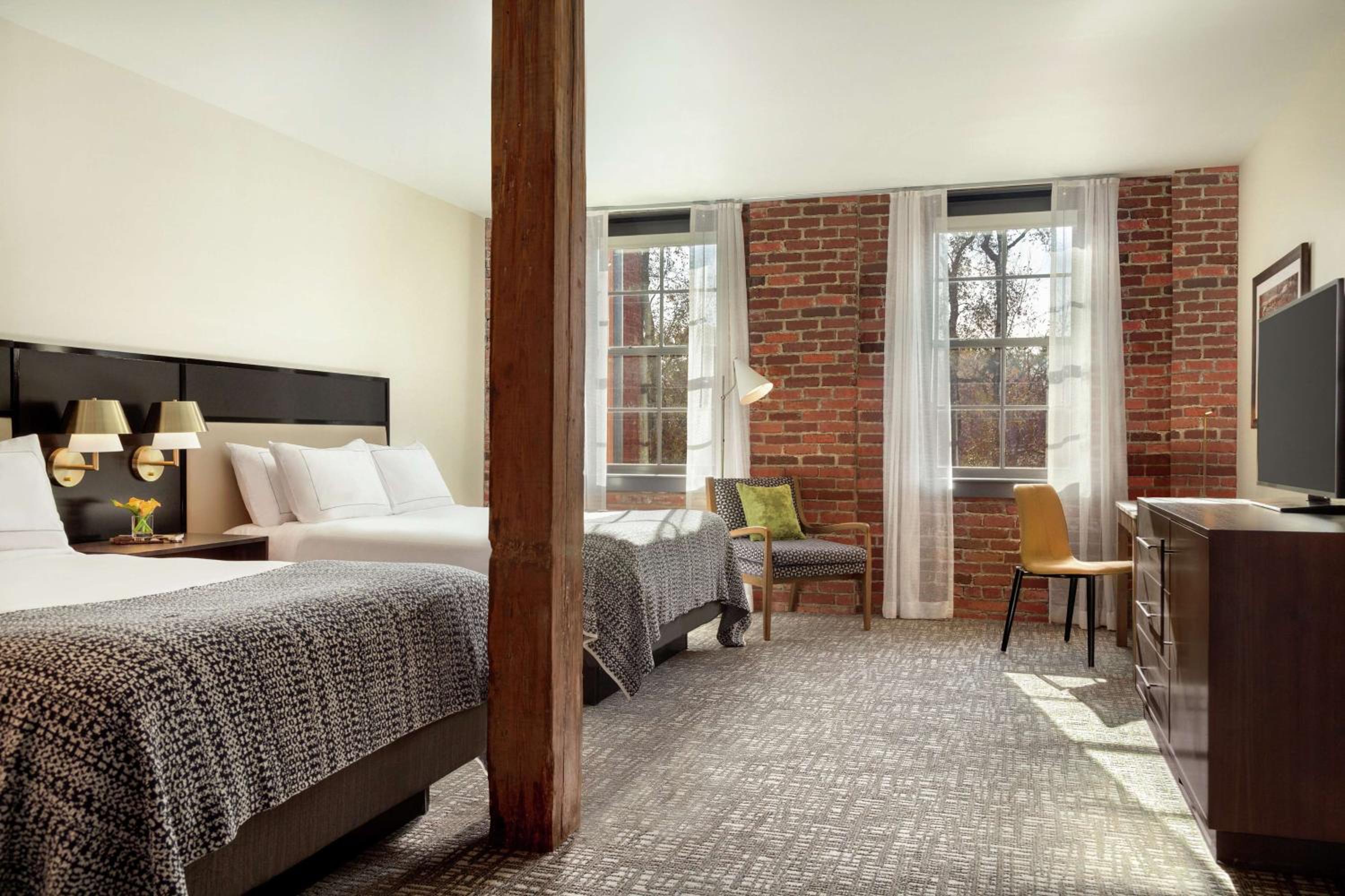 Queen Room with Two Queen Beds - Photo 3