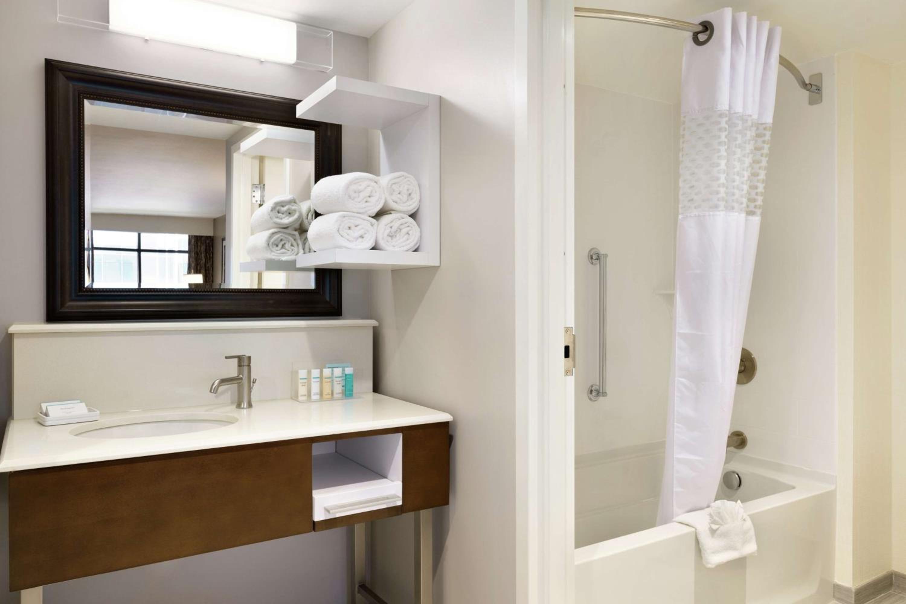 Queen Studio Suite with Two Queen Beds - Non-Smoking - Photo 3