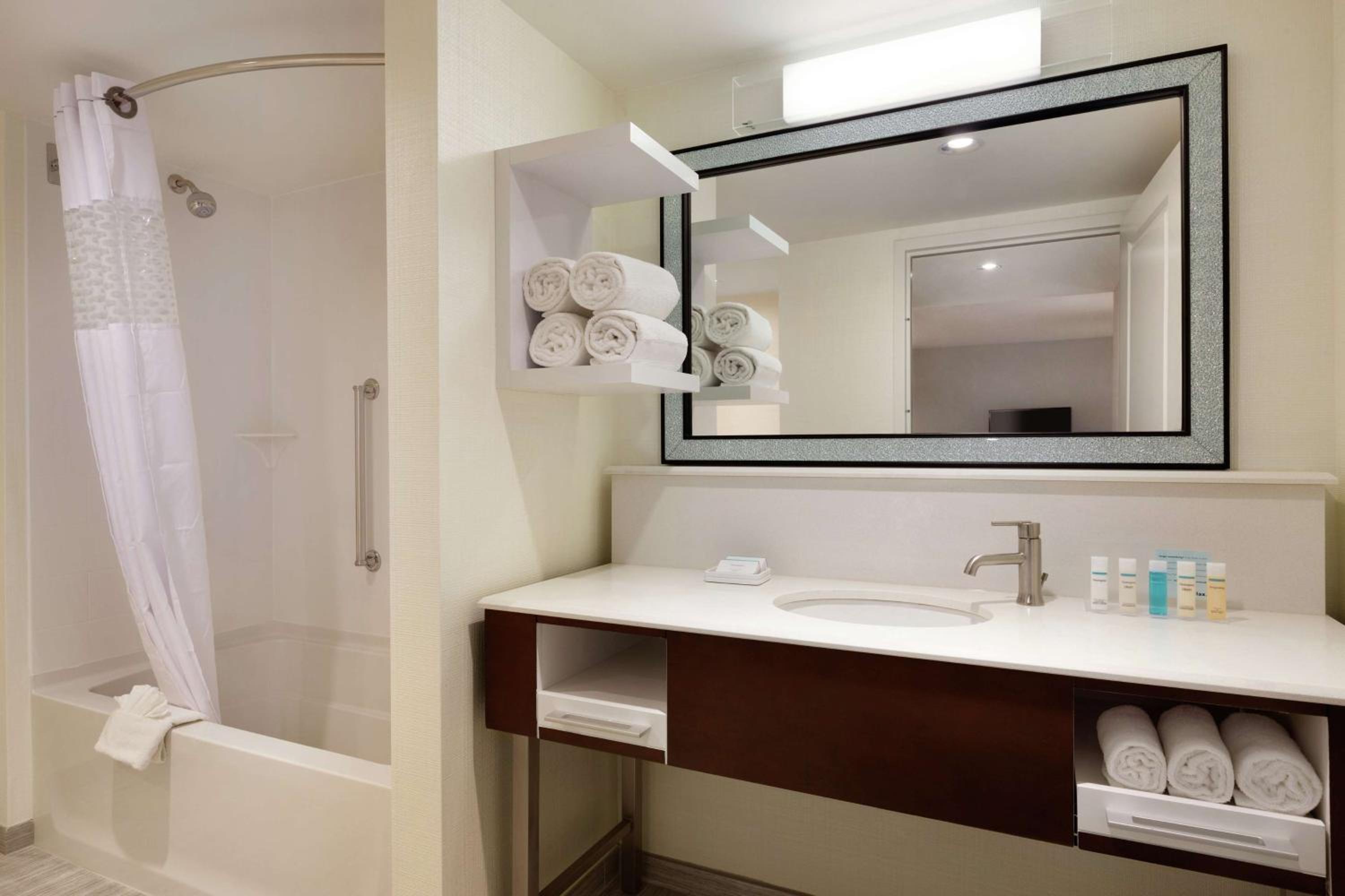 Queen Studio Suite with Two Queen Beds - Non-Smoking - Photo 4