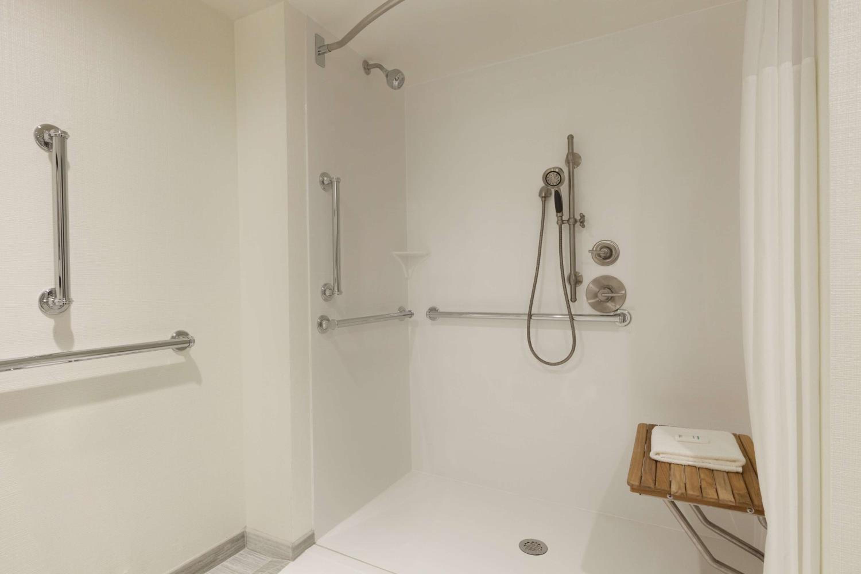 King Room - Hearing Access - Photo 5
