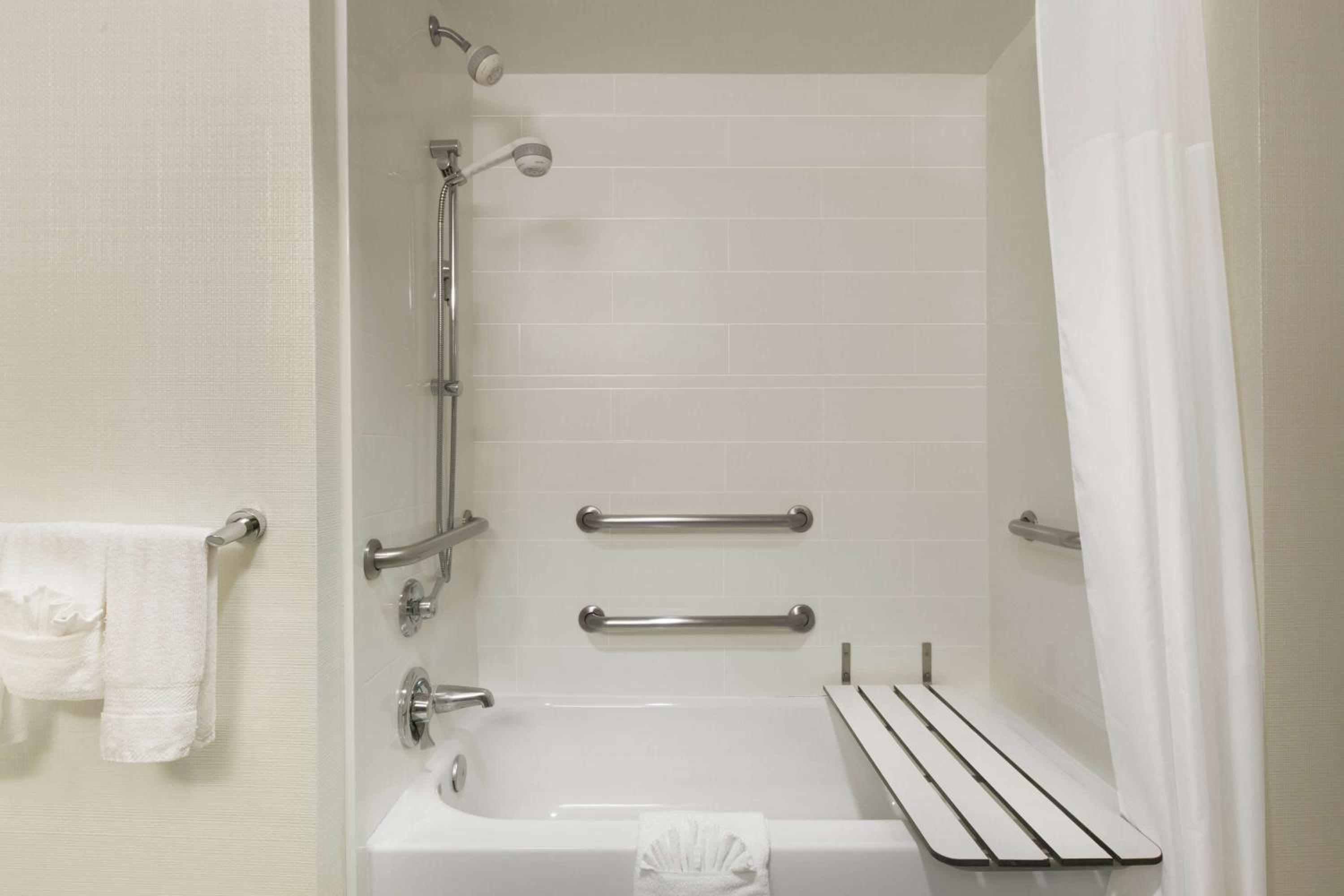 Queen Room with Two Queen Beds - Mobility/Hearing Access - Non-Smoking - Photo 4