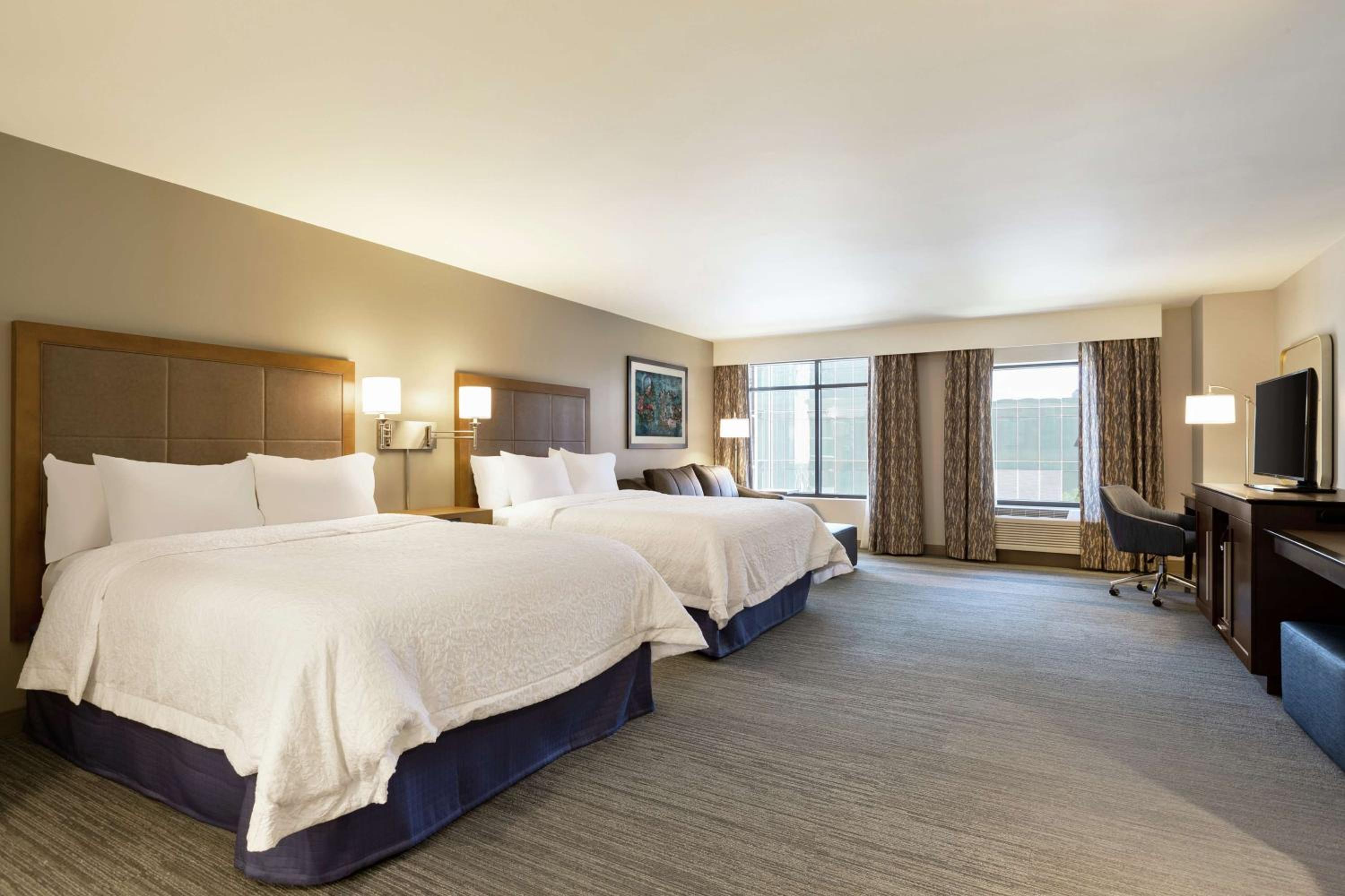Queen Studio Suite with Two Queen Beds - Non-Smoking - Photo 2