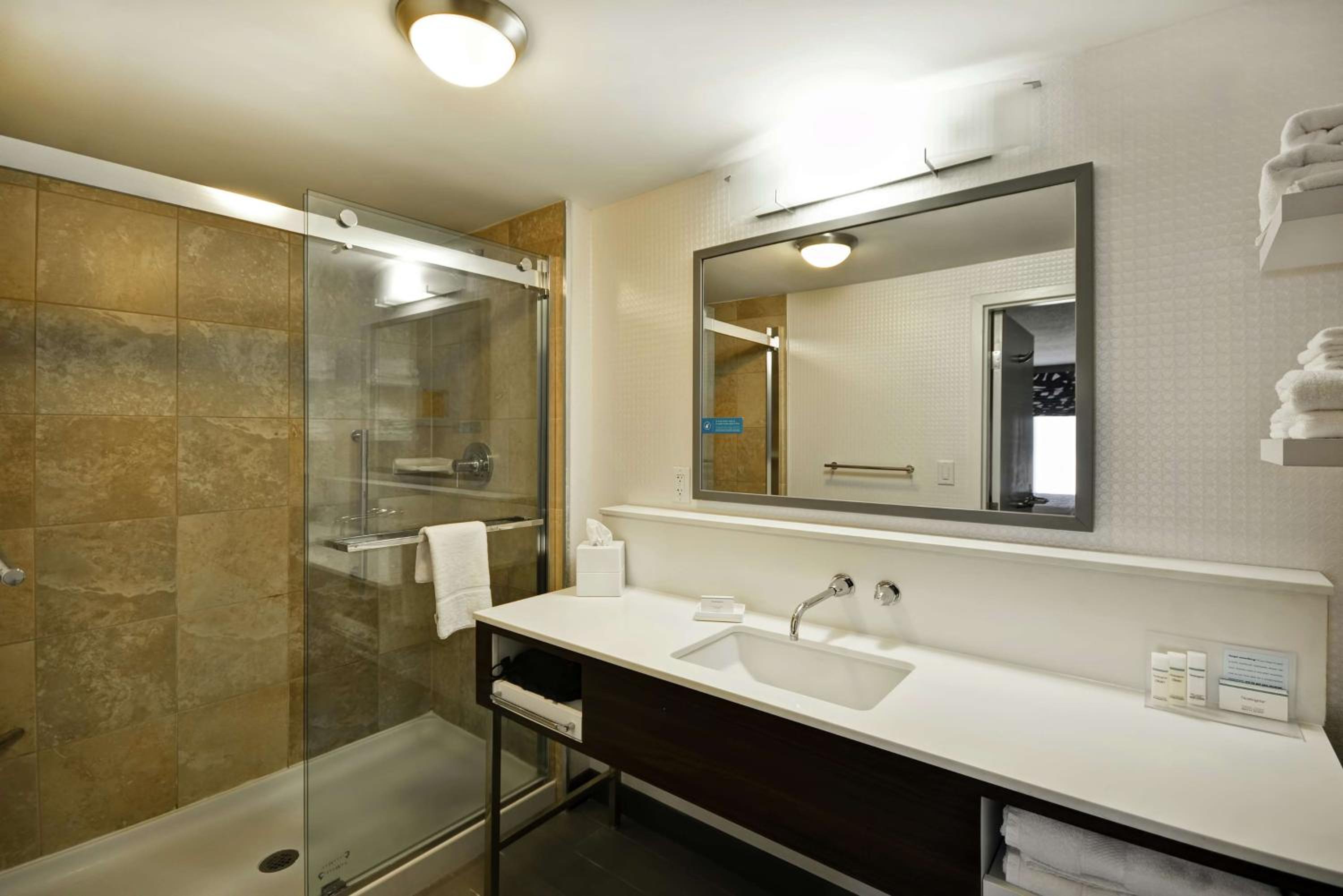 King Room with King Bed - Non-Smoking - Photo 4