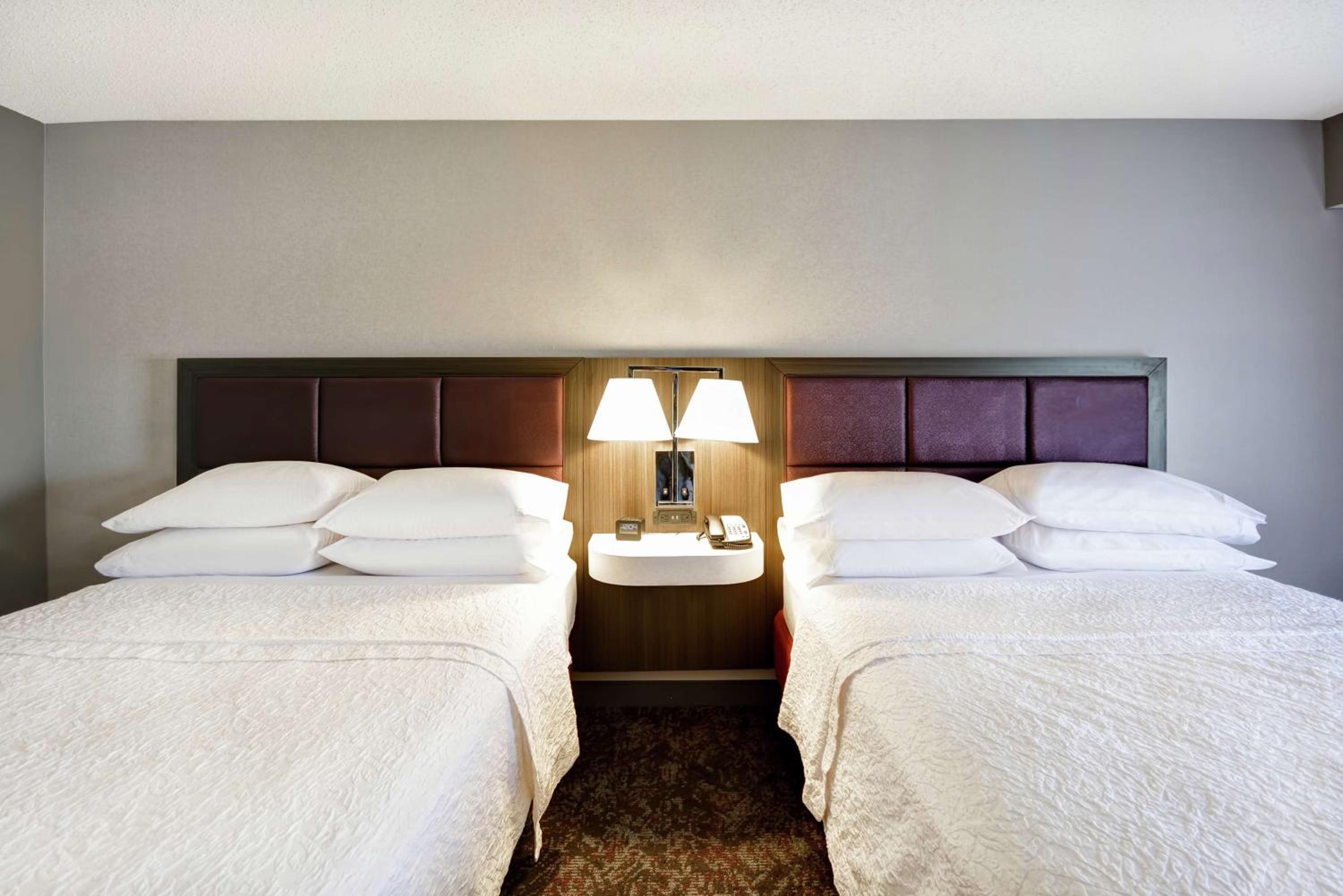Room with Two Queen Beds - Non-Smoking - Photo 3