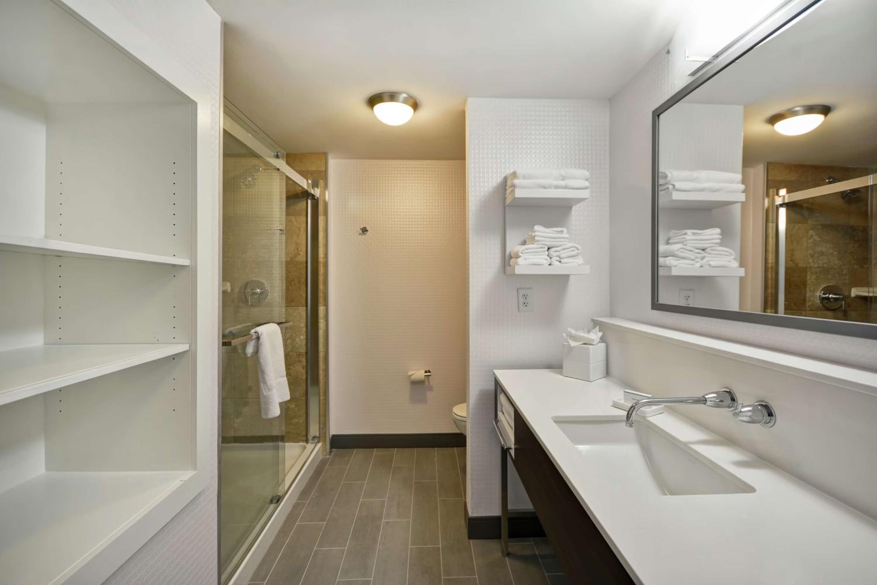 King Room with King Bed - Non-Smoking - Photo 5