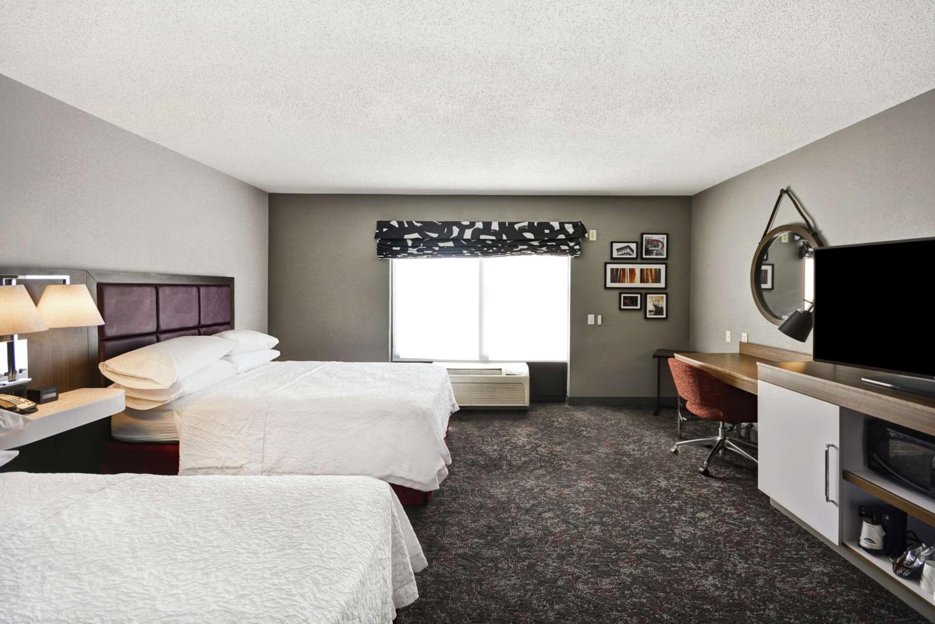 Room with Two Queen Beds - Non-Smoking - Photo 2