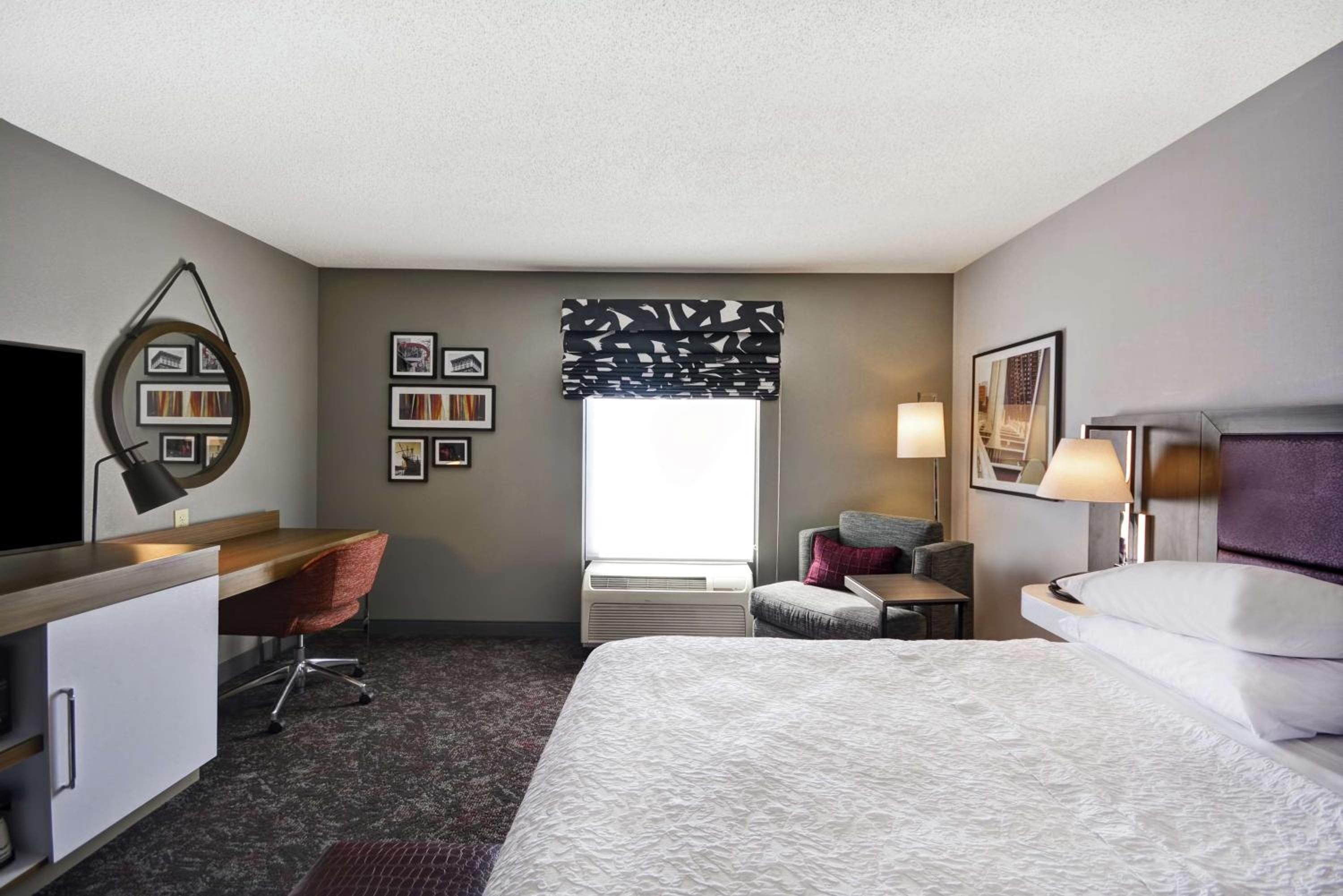 King Room with King Bed - Non-Smoking - Photo 1