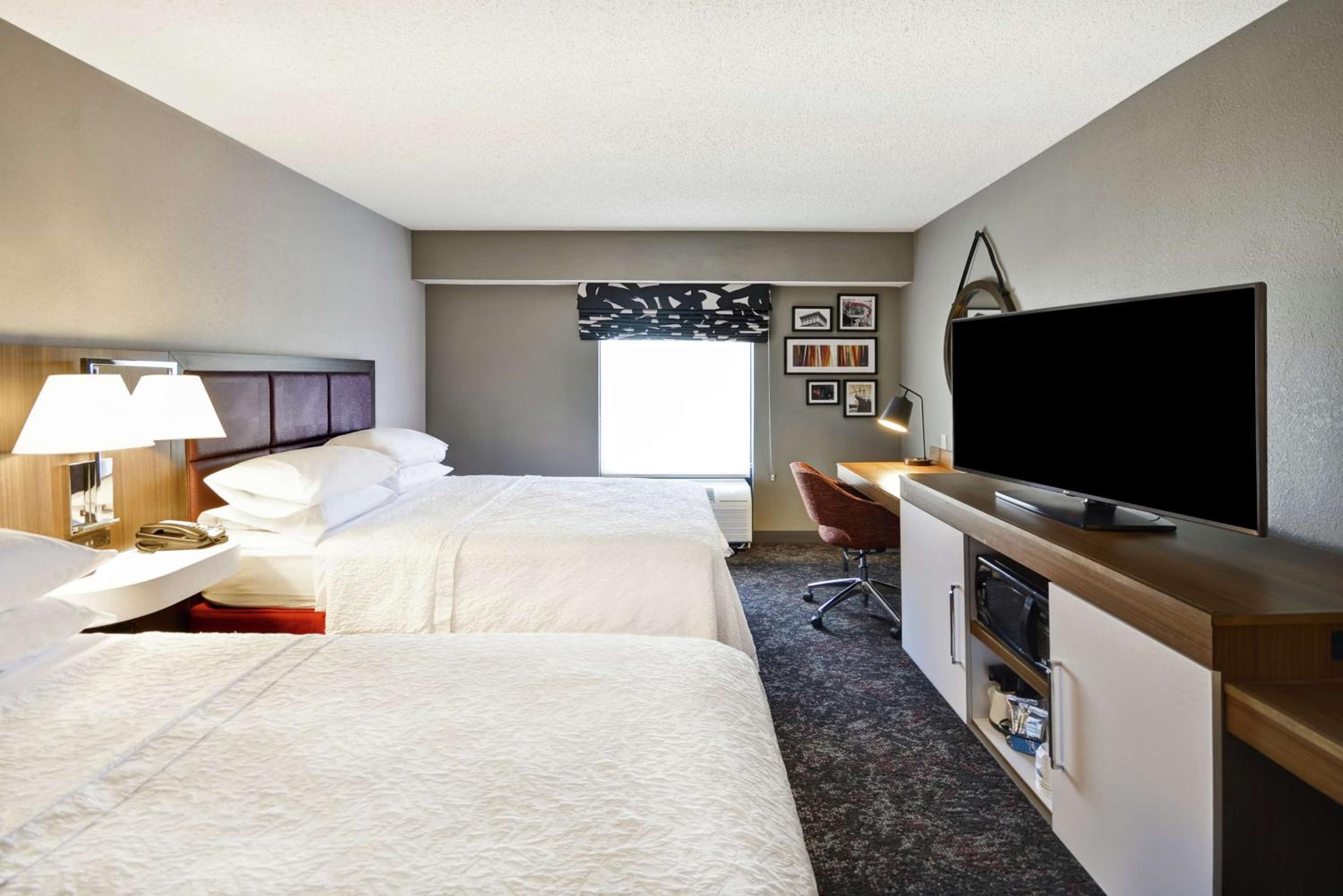 Room with Two Queen Beds - Non-Smoking - Photo 6