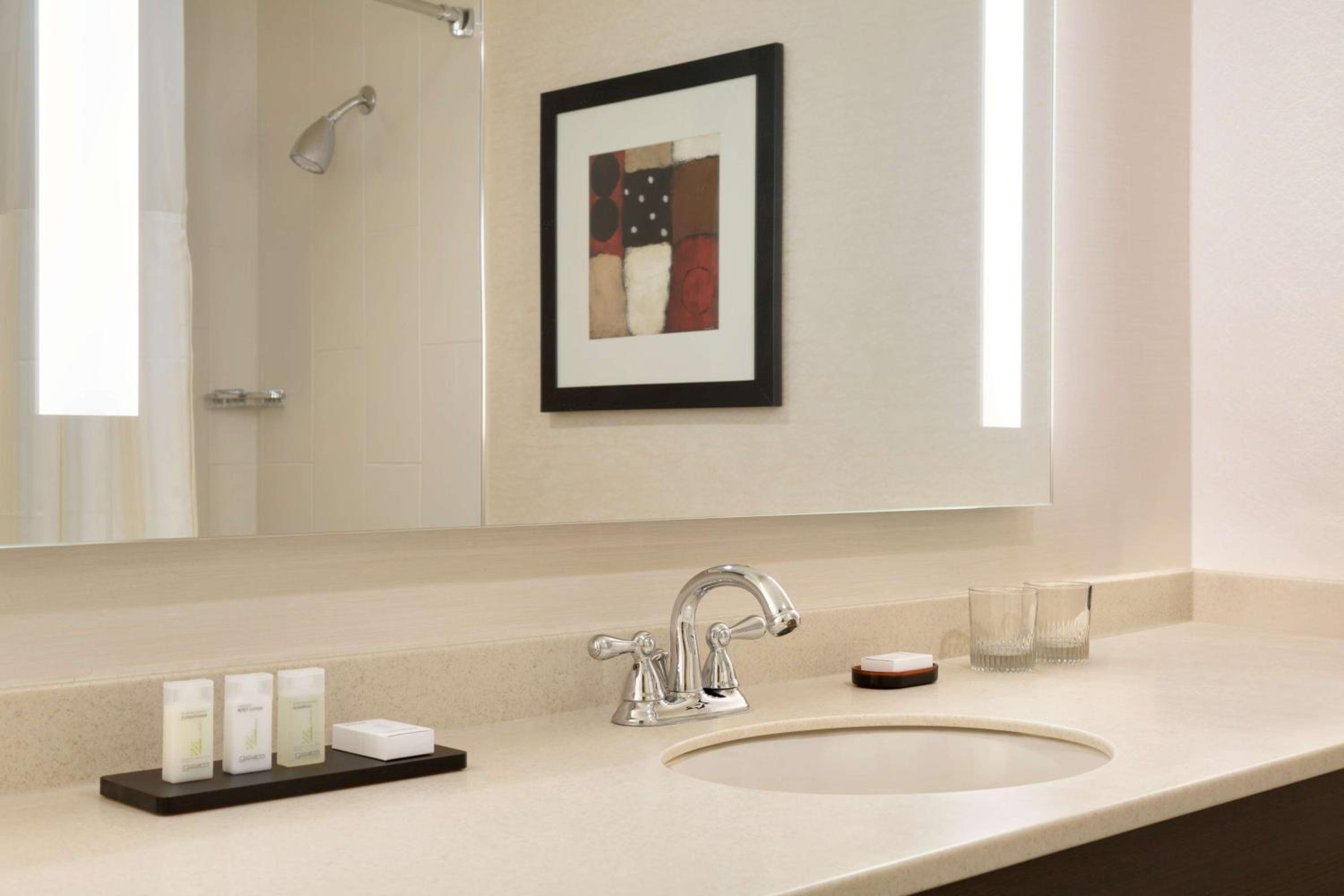One-Bedroom King Suite - Hearing Access/Non-Smoking - Photo 2
