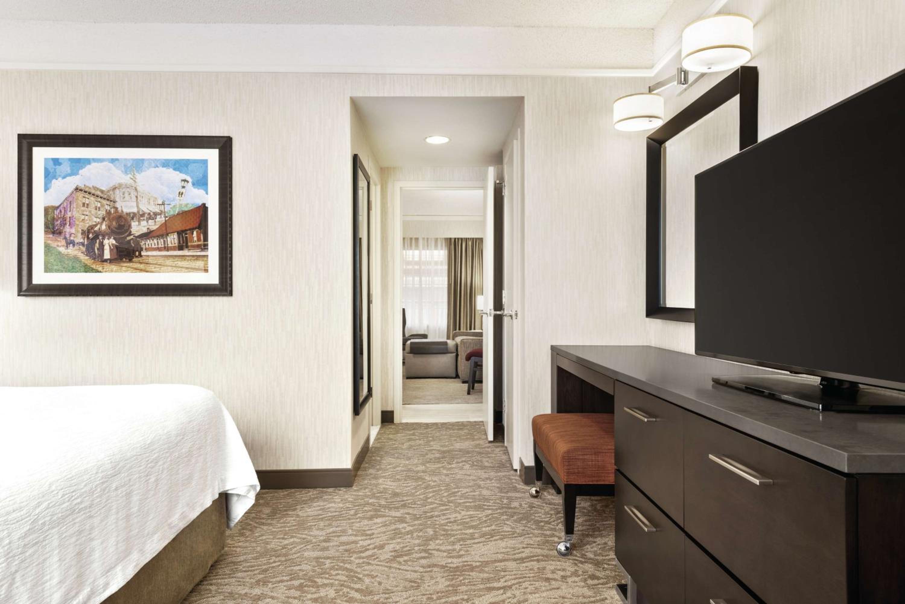 Premium King Suite - Non-Smoking - Photo 4