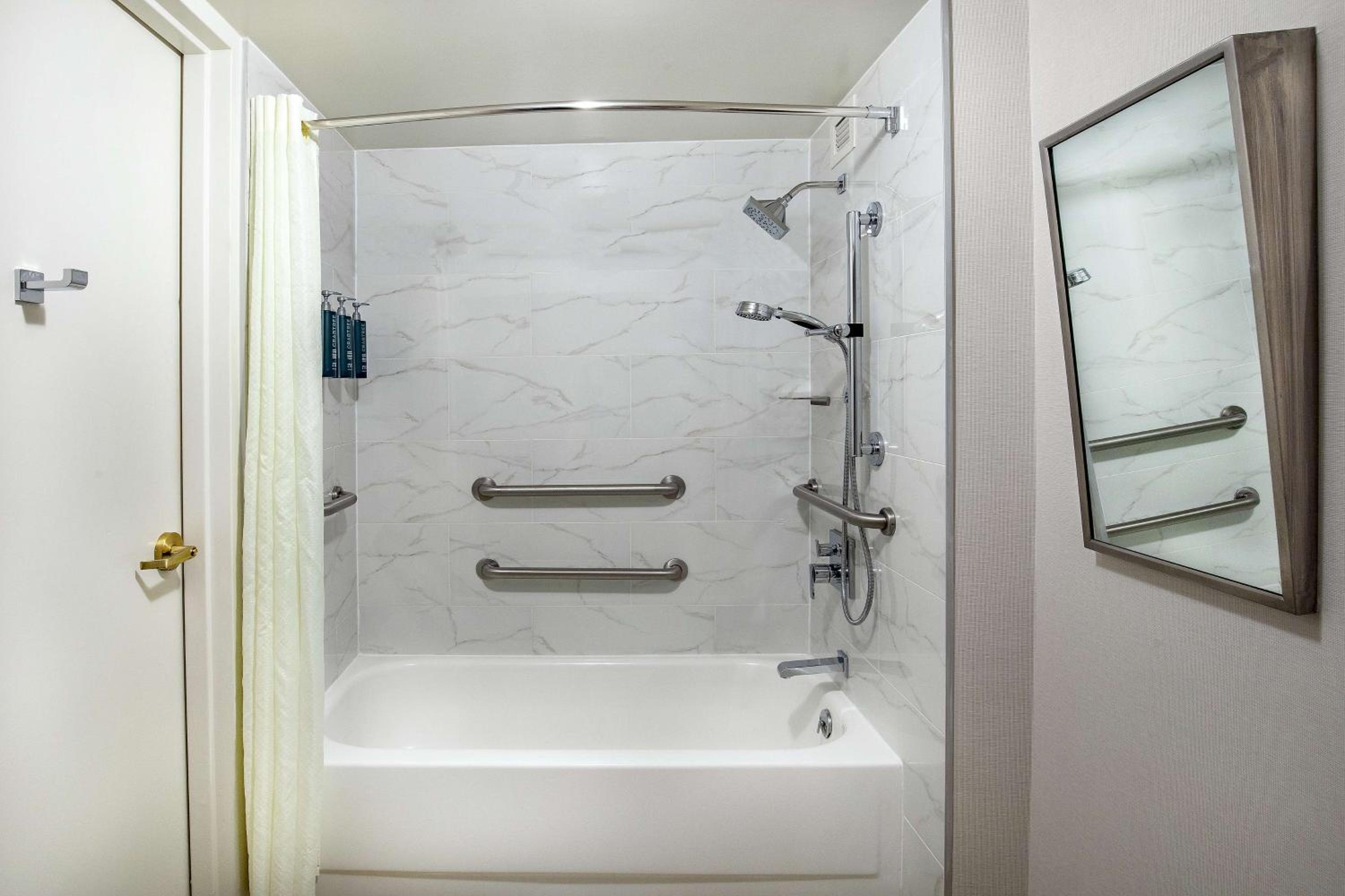 King Room with Bath Tub - Mobility Access - Photo 2