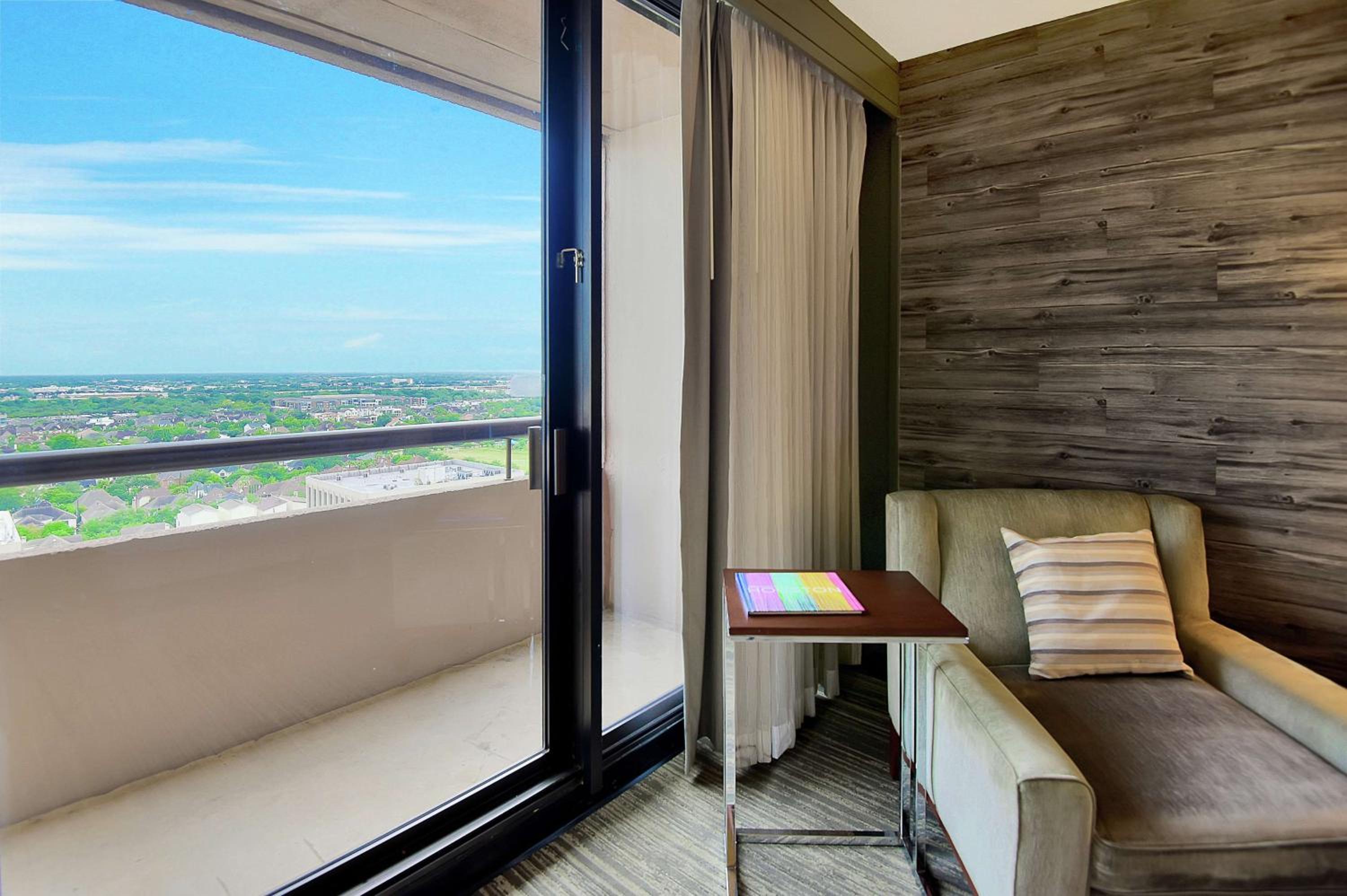King Suite with Balcony & Kitchen - Non-Smoking - Photo 4
