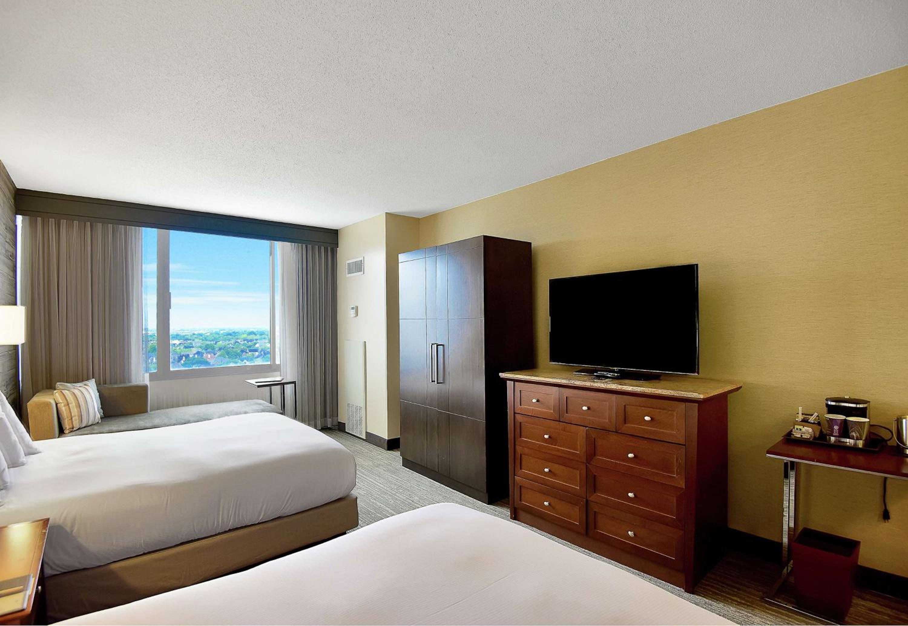 Queen Room with Two Queen Beds - Photo 4