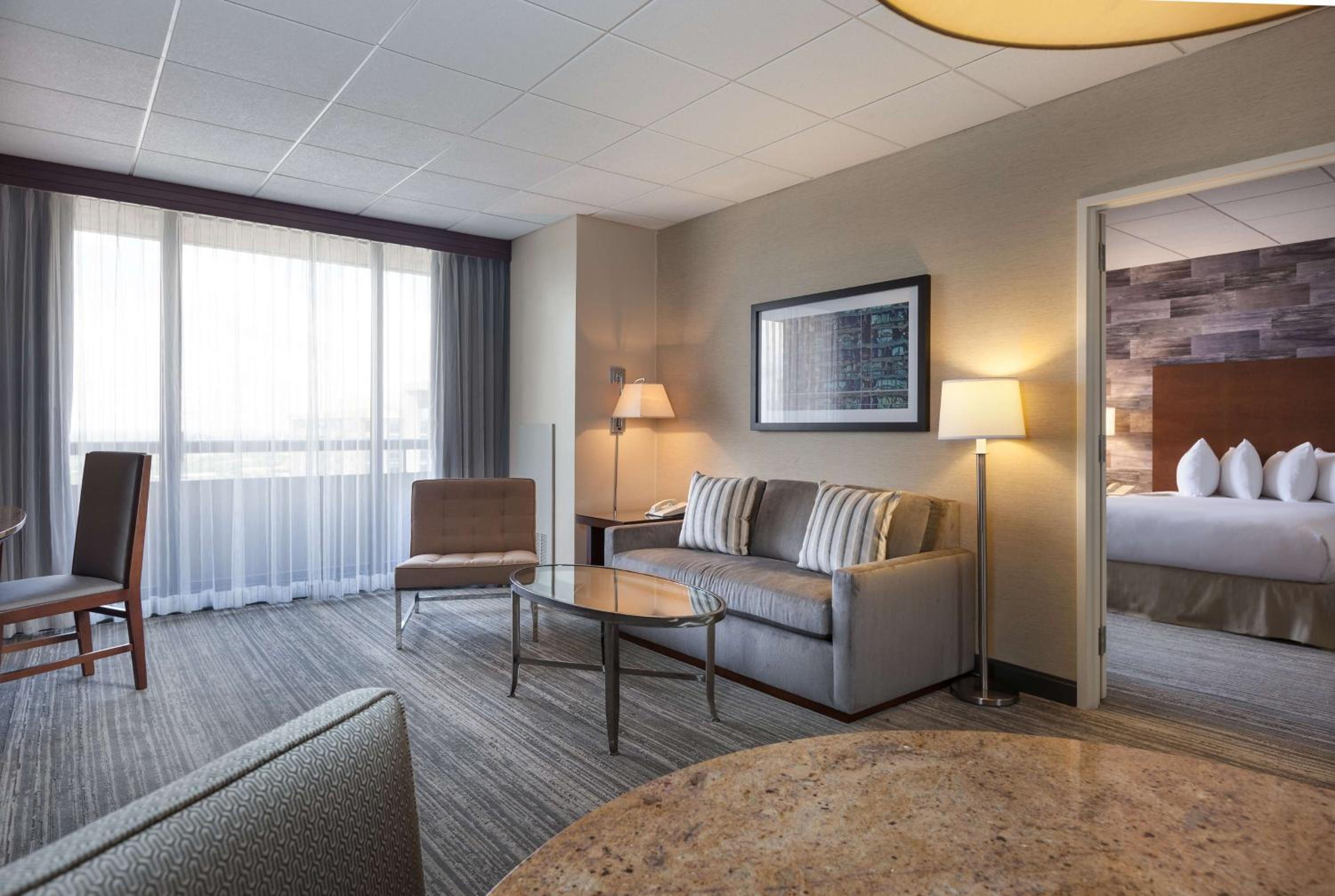 King Suite with Balcony & Kitchen - Non-Smoking - Photo 5