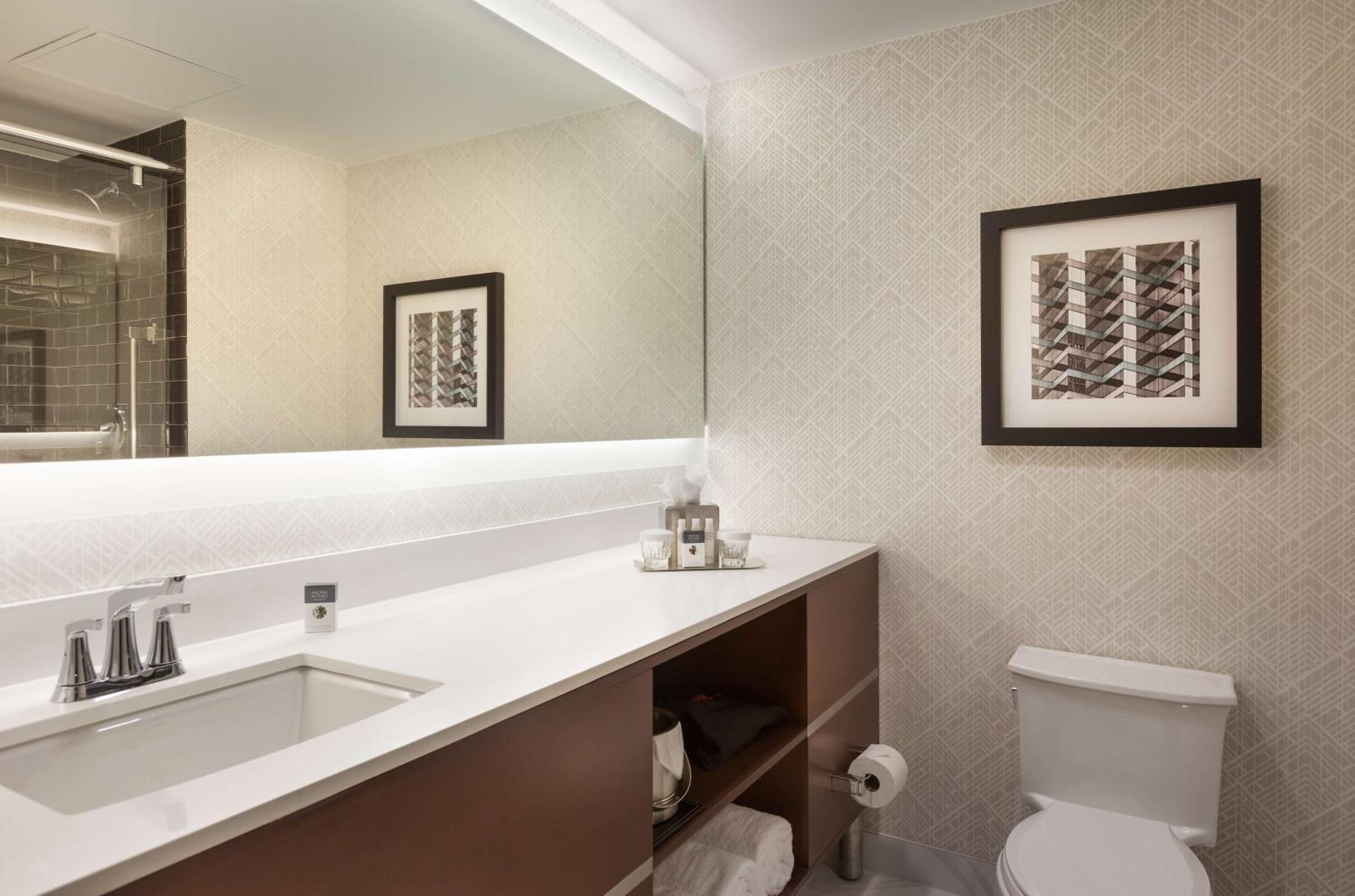 King Room with Balcony - Photo 4
