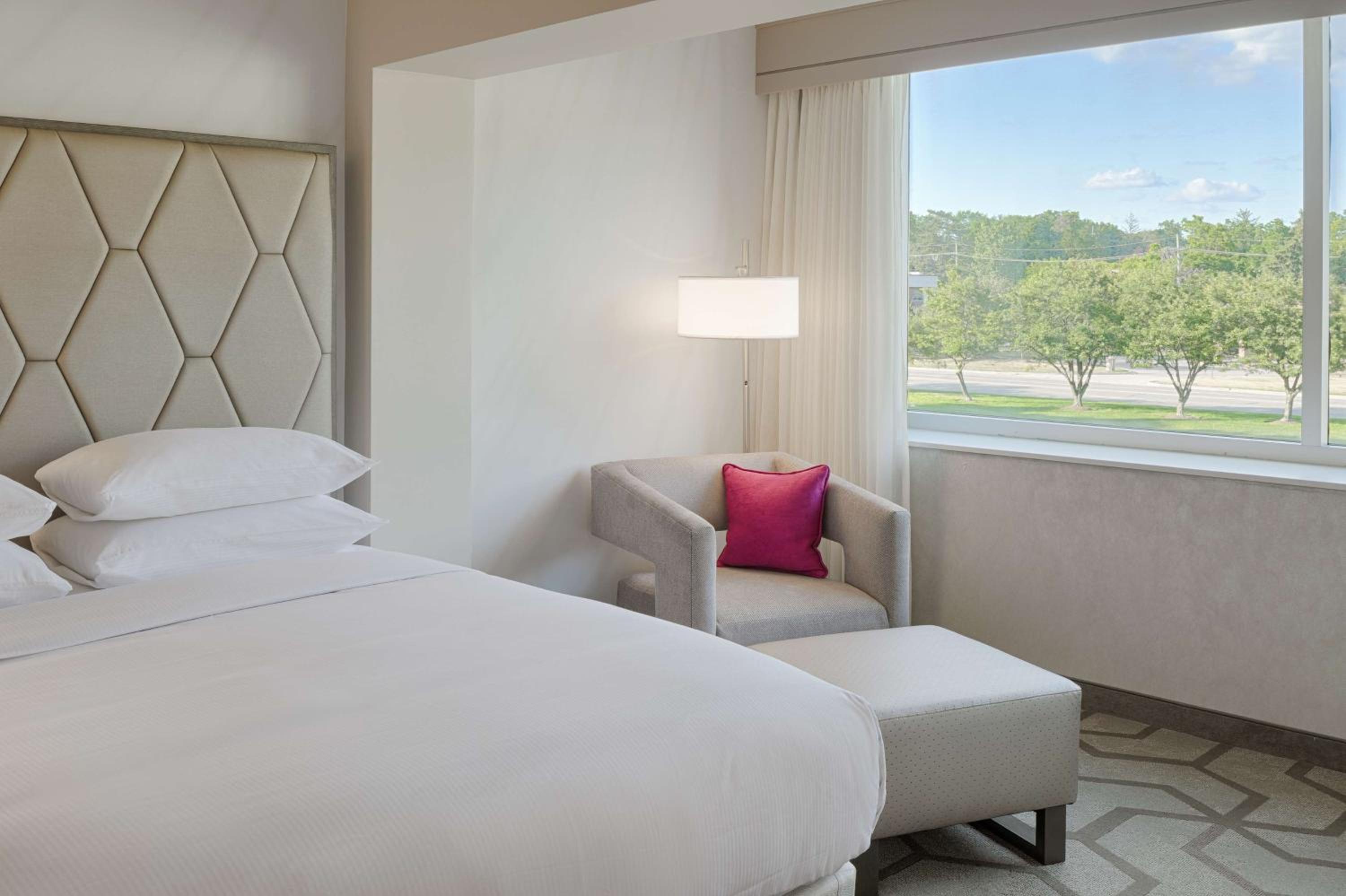 Deluxe Queen Room with Two Queen Beds - Photo 4