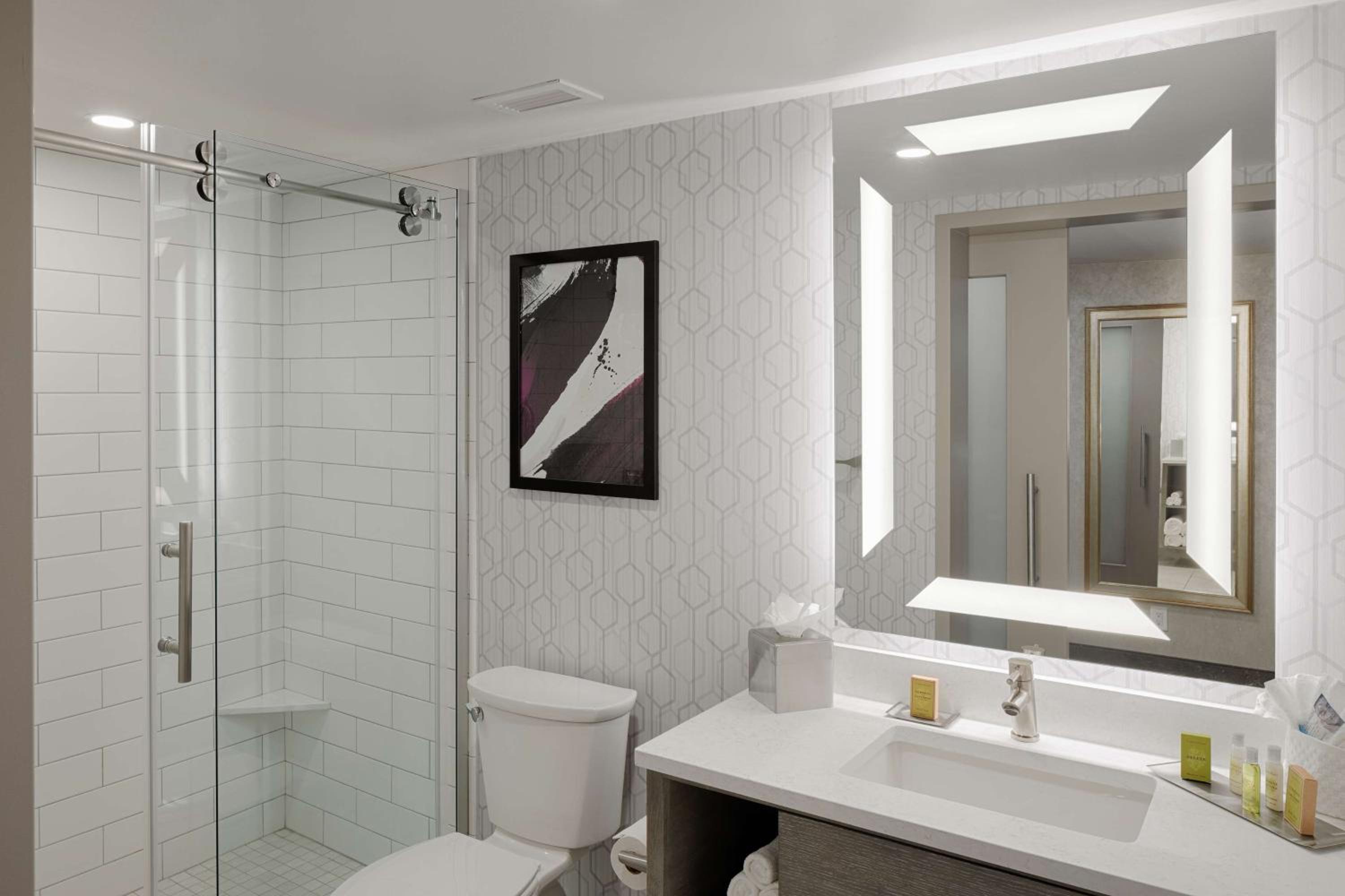 Deluxe Queen Room with Two Queen Beds - Photo 2