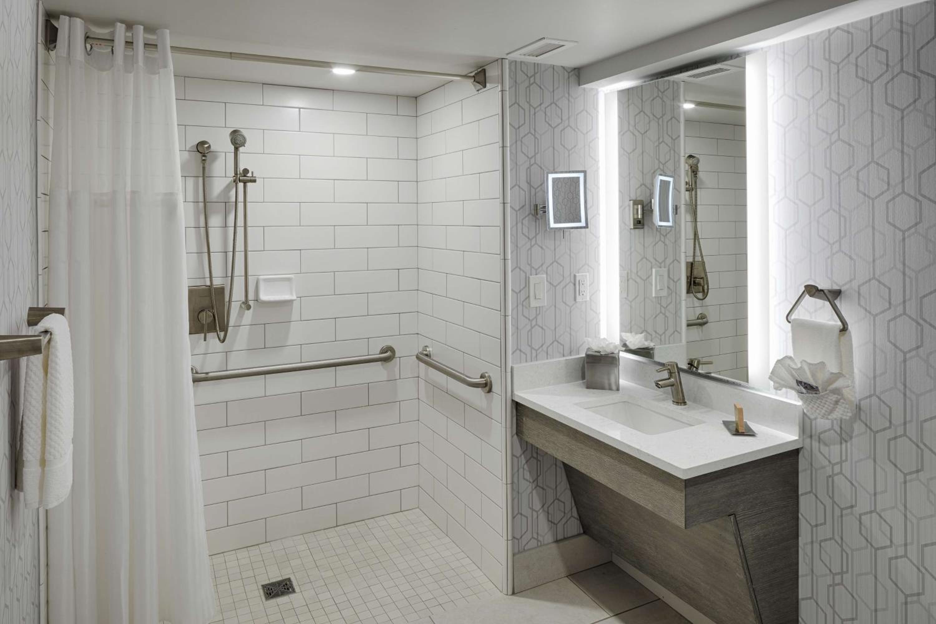 King Room with Roll-In Shower - Mobility and Hearing Access - Photo 4