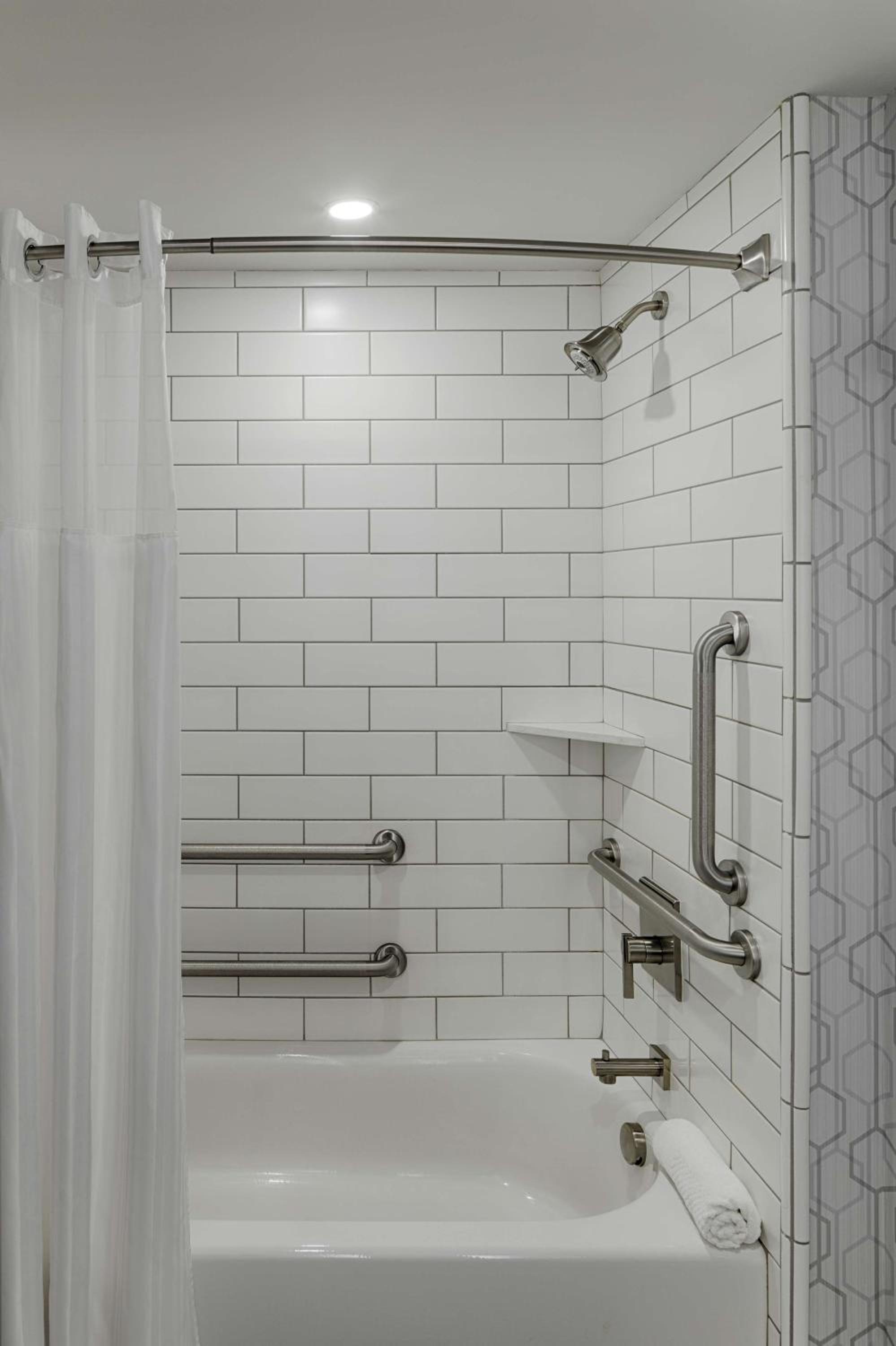 King Room with Accessible Tub - Mobility Access - Photo 3