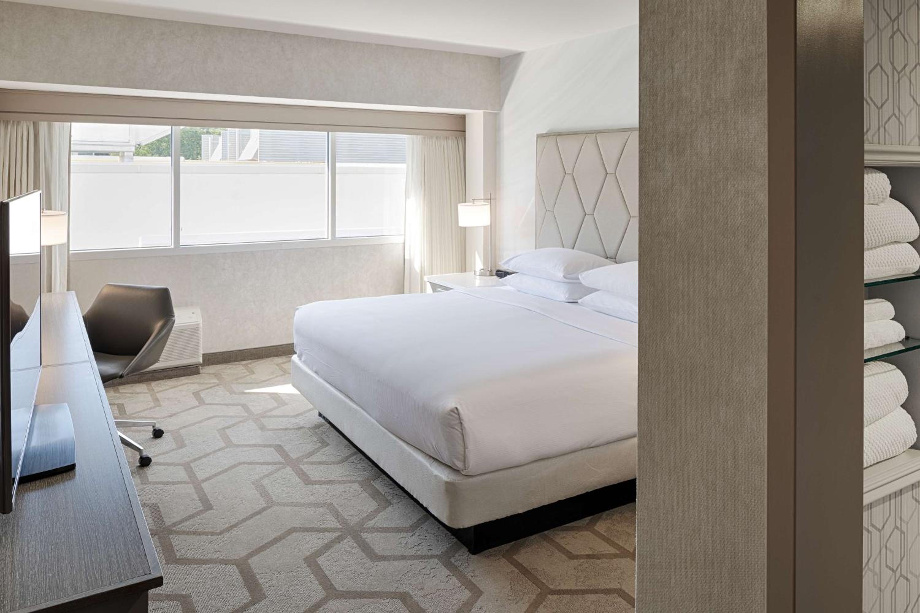 King Room with Roll-In Shower - Mobility and Hearing Access - Photo 3
