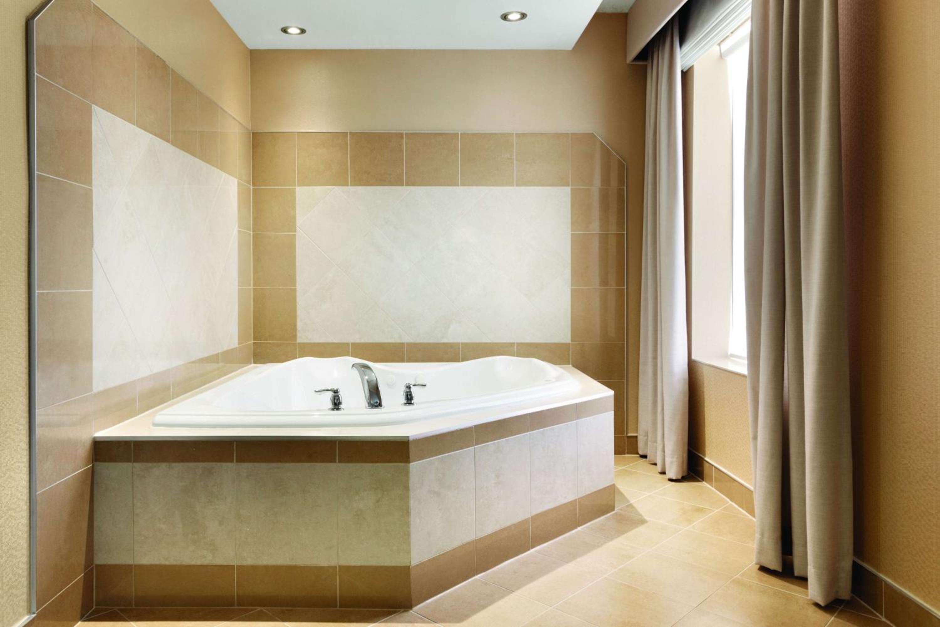 King Room with Whirlpool - Photo 3