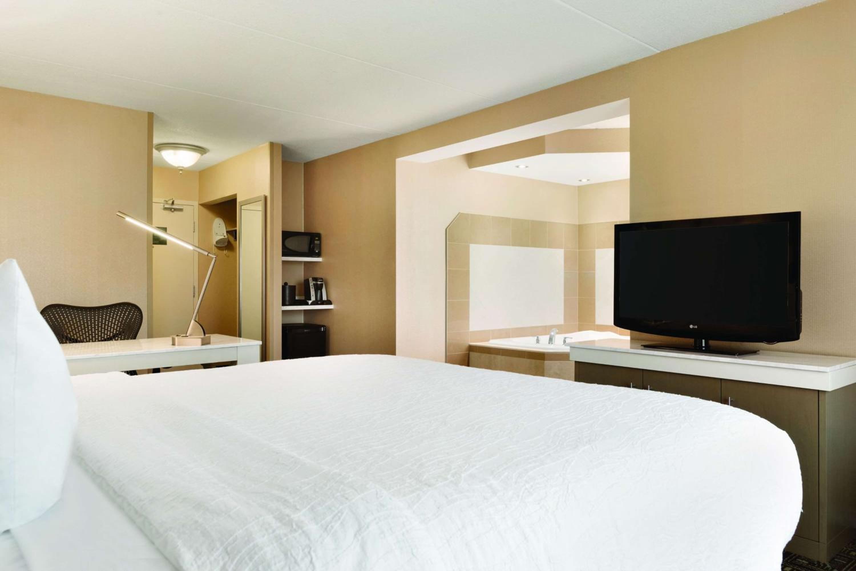 King Room with Whirlpool - Photo 1