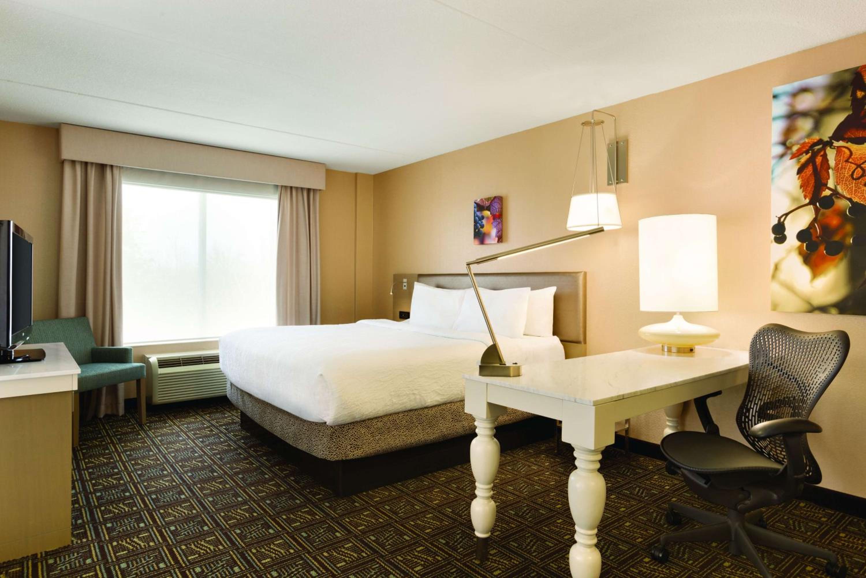 King Room with Whirlpool - Photo 2