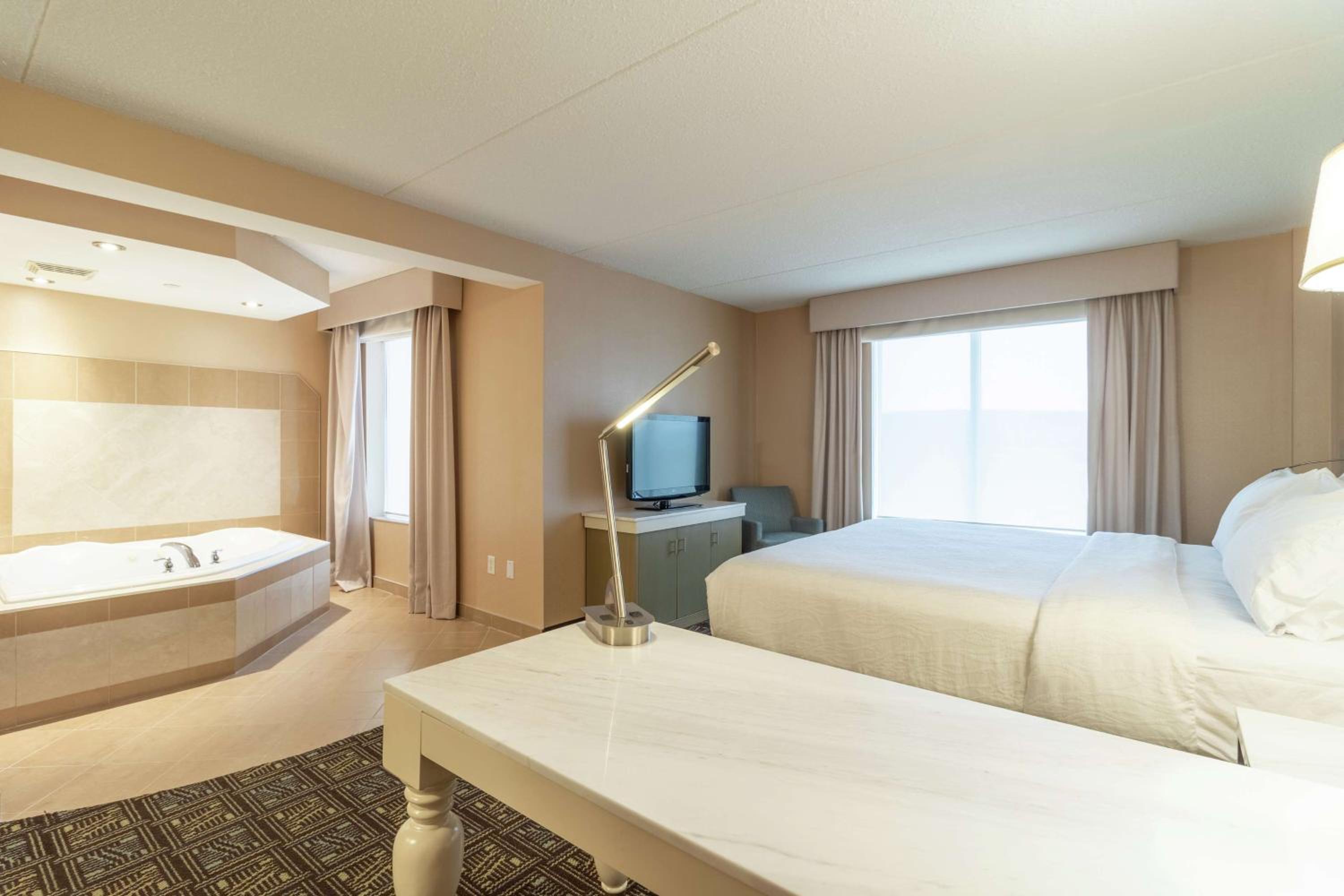King Room with Whirlpool - Photo 4