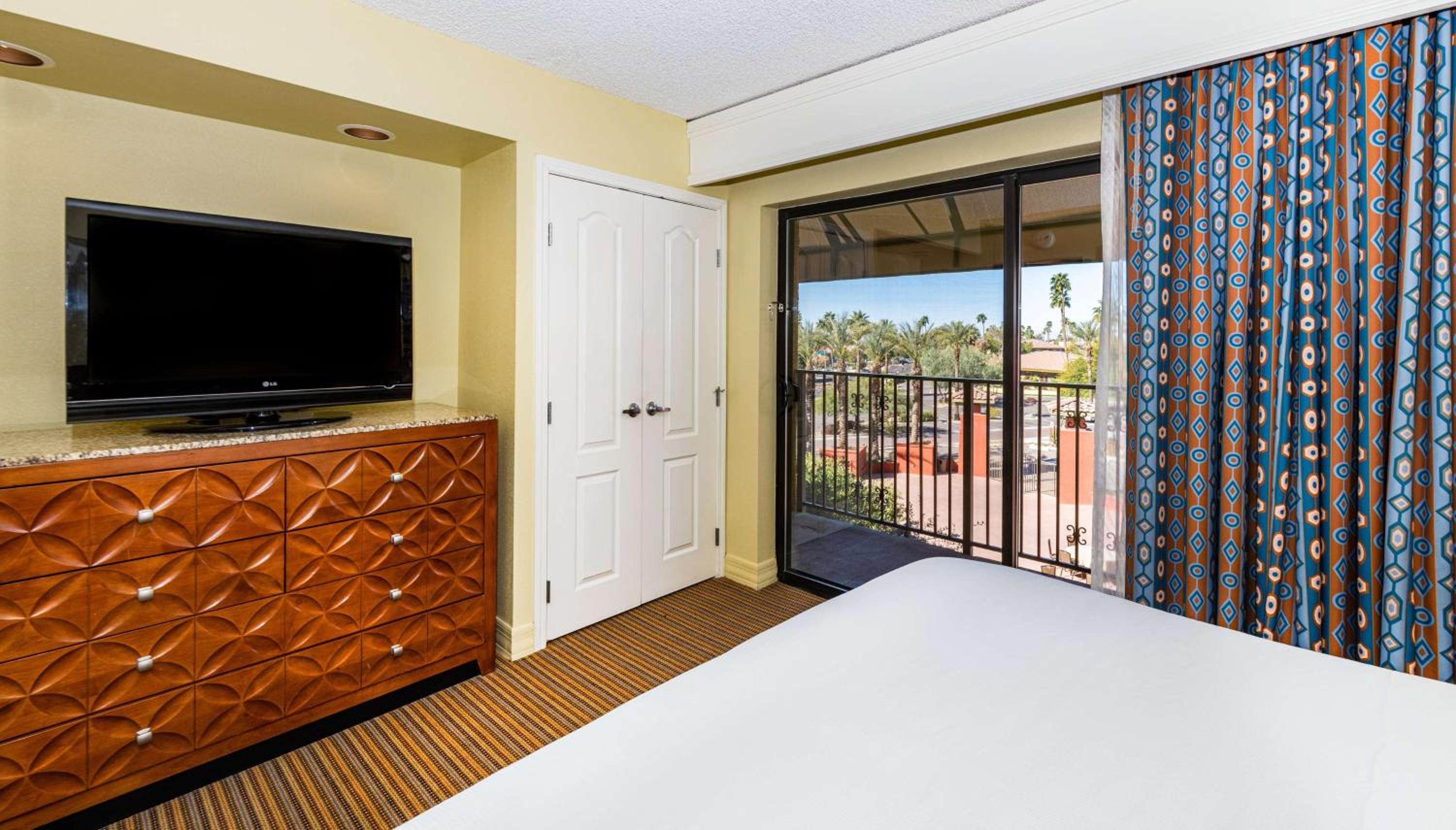 One-Bedroom King Suite - Photo 4