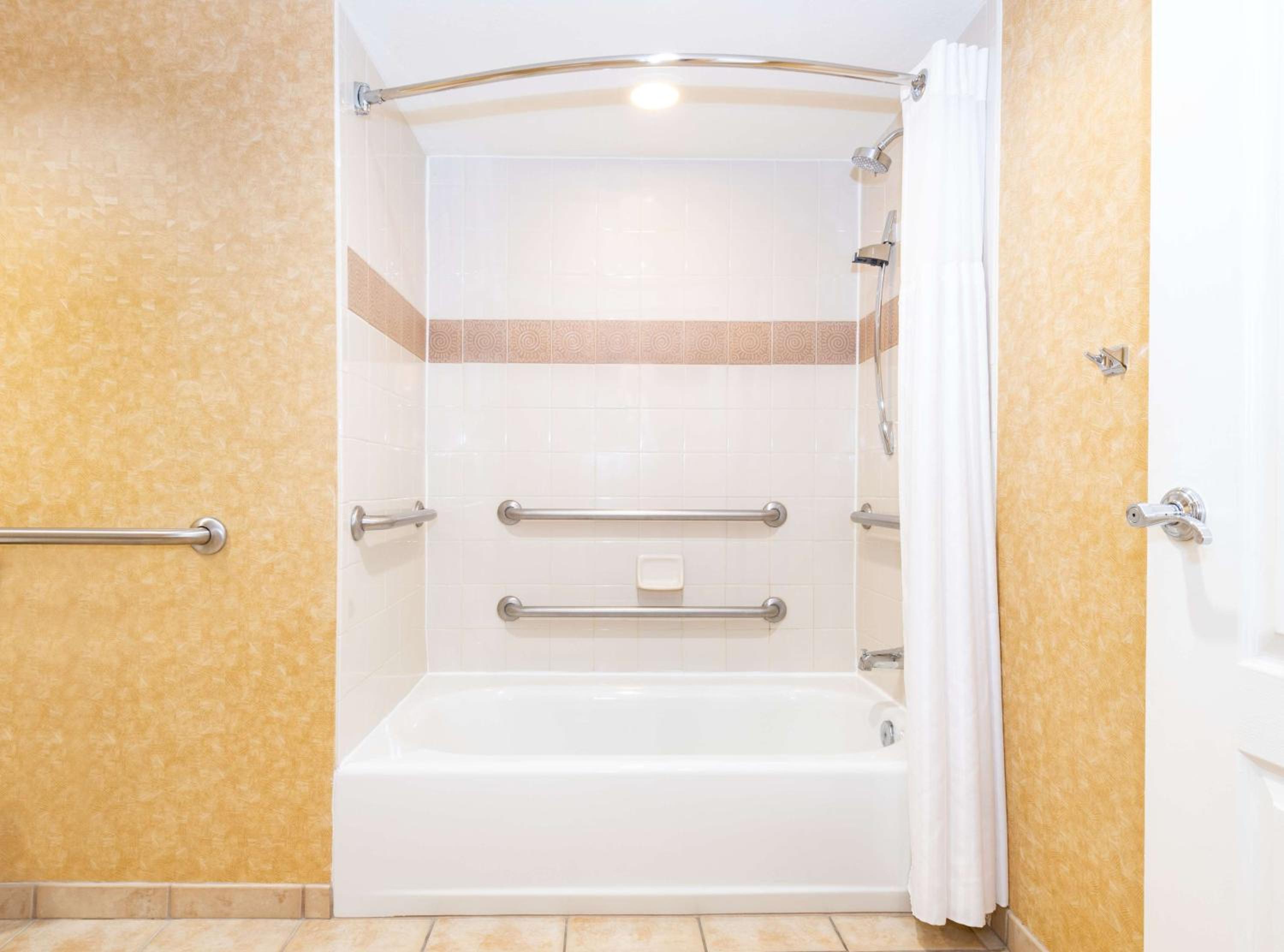 One-Bedroom Queen Suite with Bathtub - Disability Access photo 2