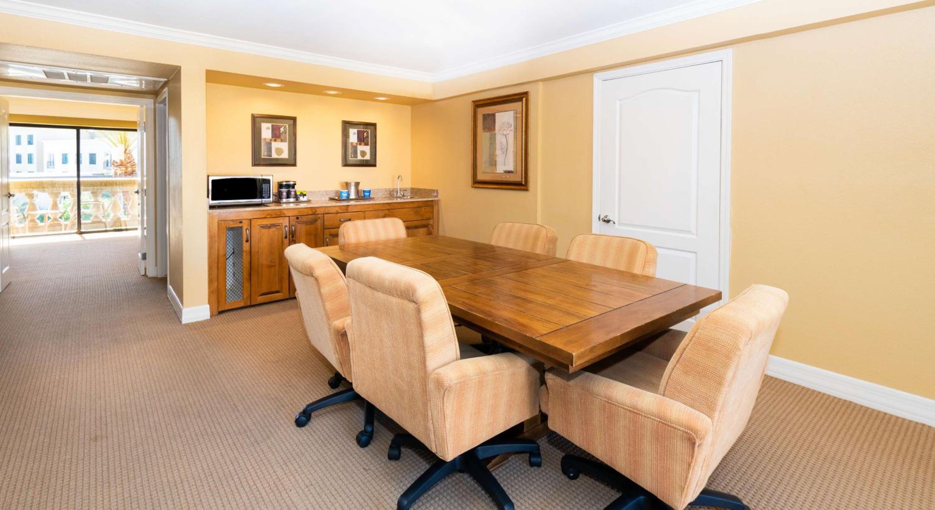 Ambassador King Suite - Photo 2