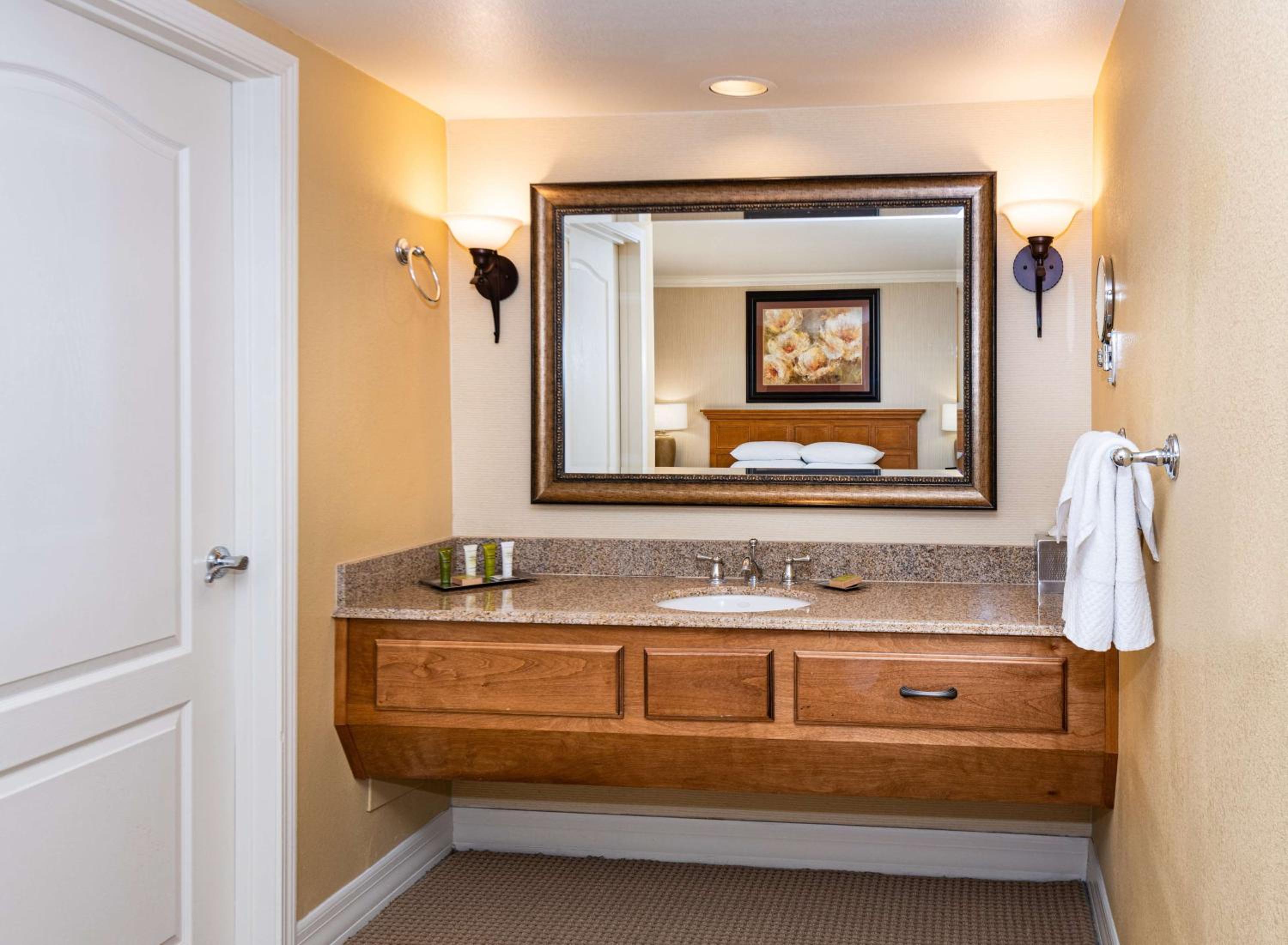 Ambassador King Suite - Photo 7